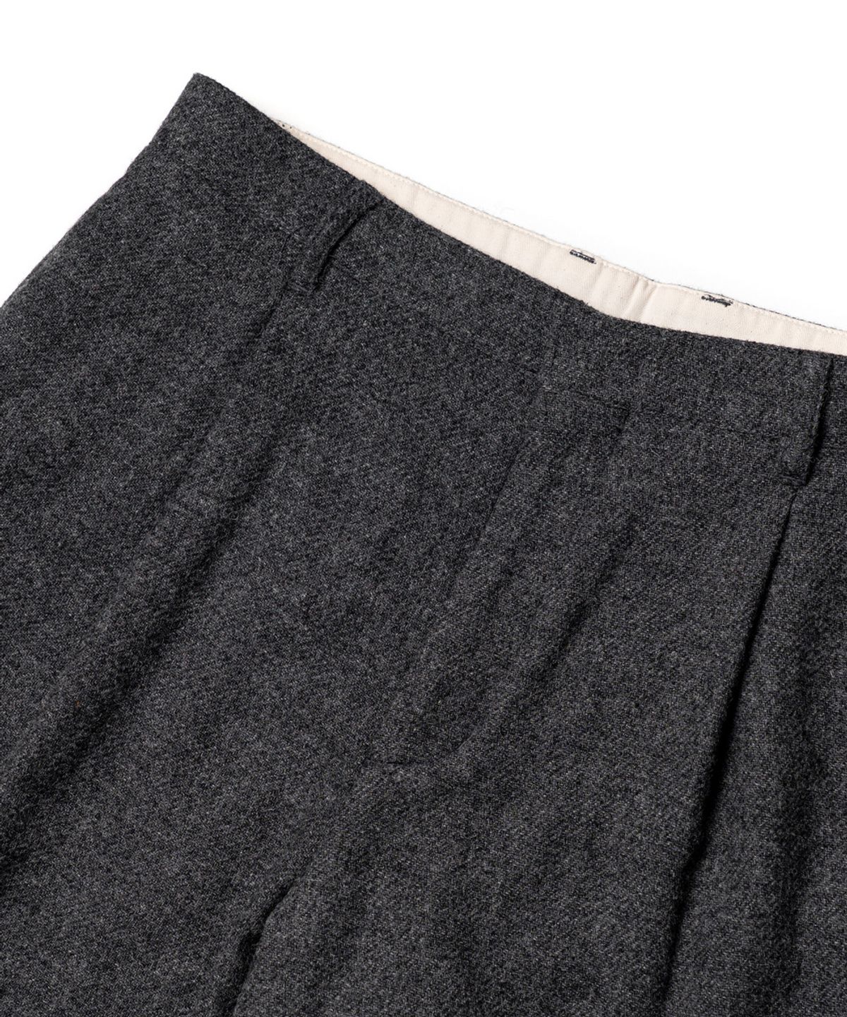 에든버러클럽(EDINBURGH CLUB) ONE-TUCK WIDE FIT WOOL BLENDED PANTS [CHARCOAL]