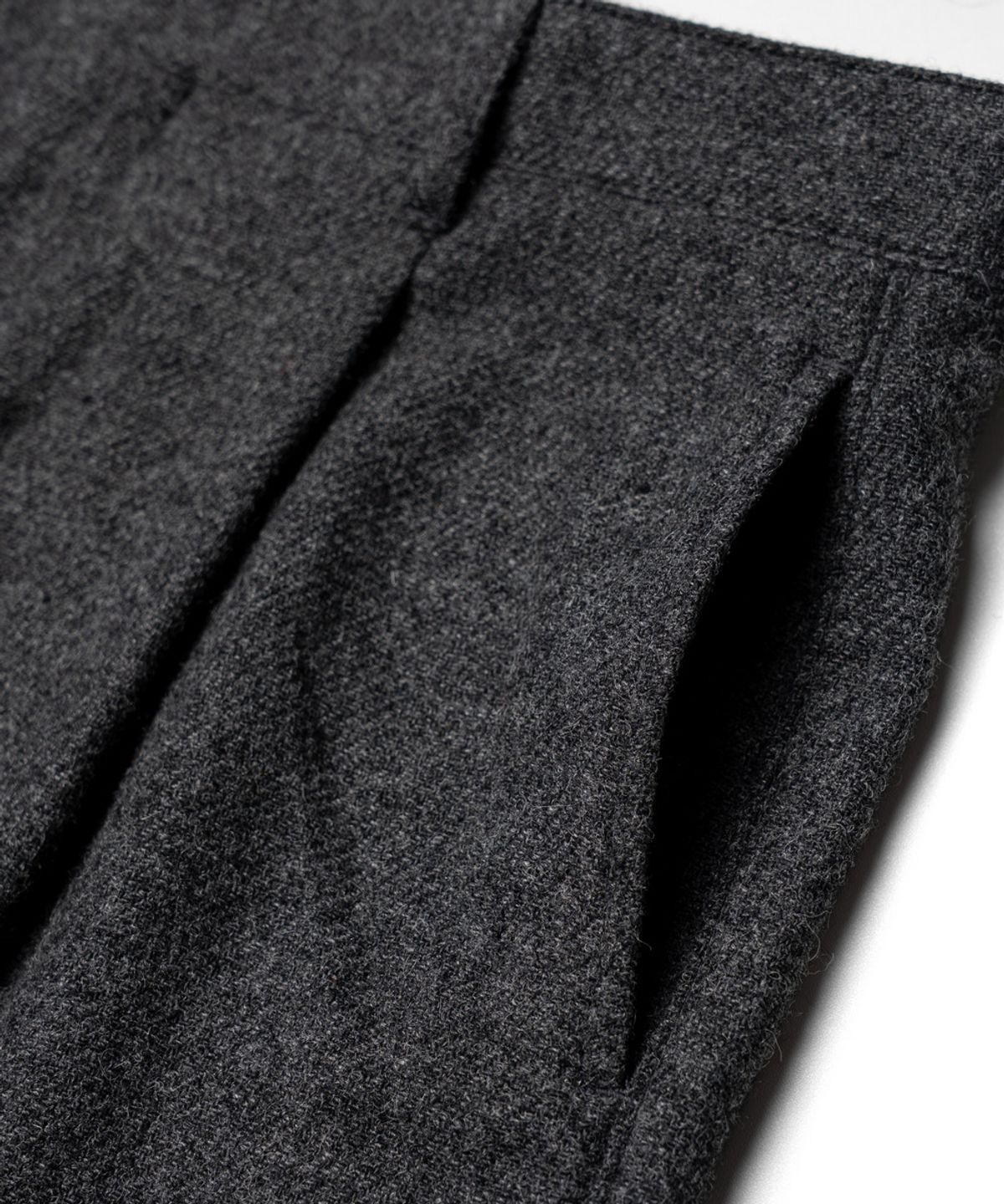 에든버러클럽(EDINBURGH CLUB) ONE-TUCK WIDE FIT WOOL BLENDED PANTS [CHARCOAL]