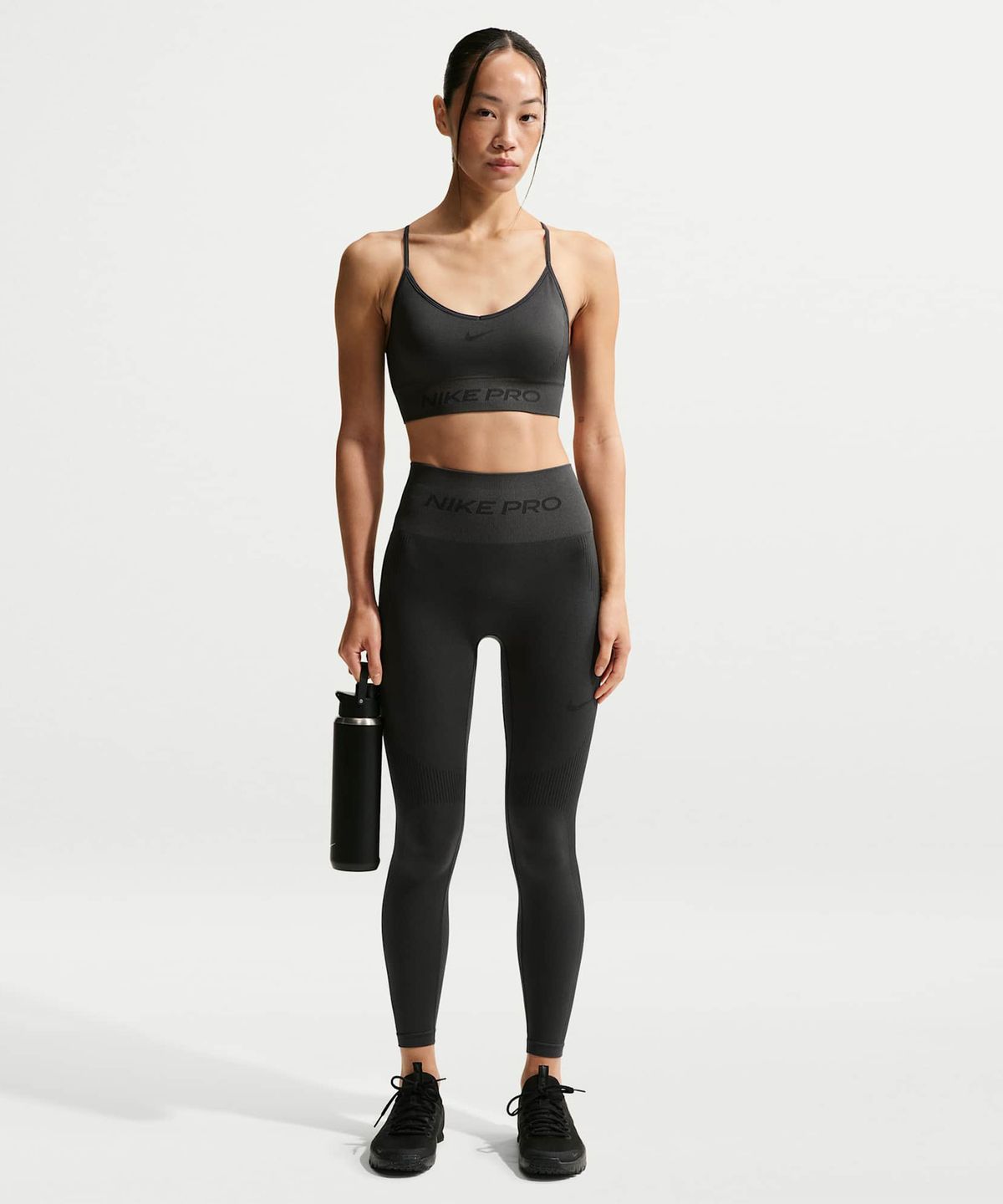 나이키(NIKE) 프로 심리스 라이트 서포트 패드 스포츠 브라 W - 다크 스모크 그레이 / IB9844-070