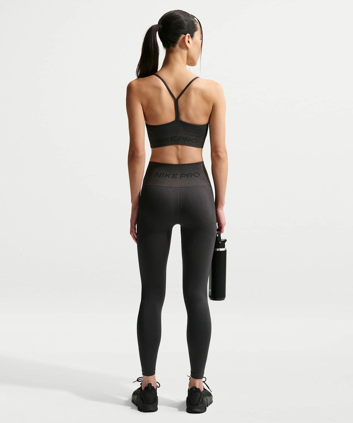 나이키(NIKE) 프로 심리스 라이트 서포트 패드 스포츠 브라 W - 다크 스모크 그레이 / IB9844-070