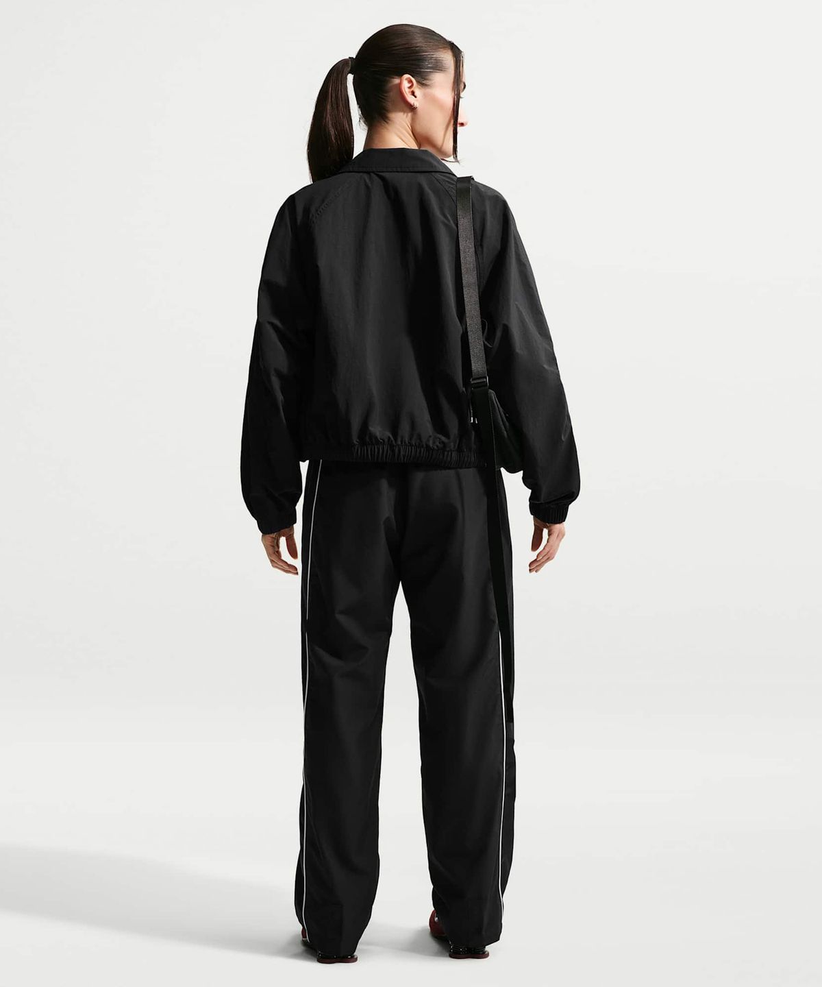 나이키(NIKE) 스포츠웨어 오버사이즈 미드라이즈 트랙 팬츠 W - 블랙:세일 / IF0219-010