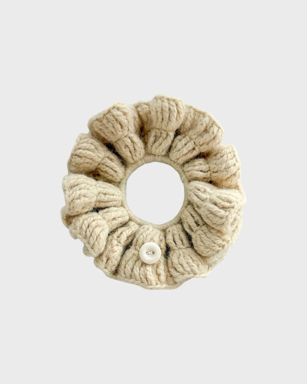 잇더즌매터(IT DOESN'T MATTER) Crochet button scrunchie (Butter)