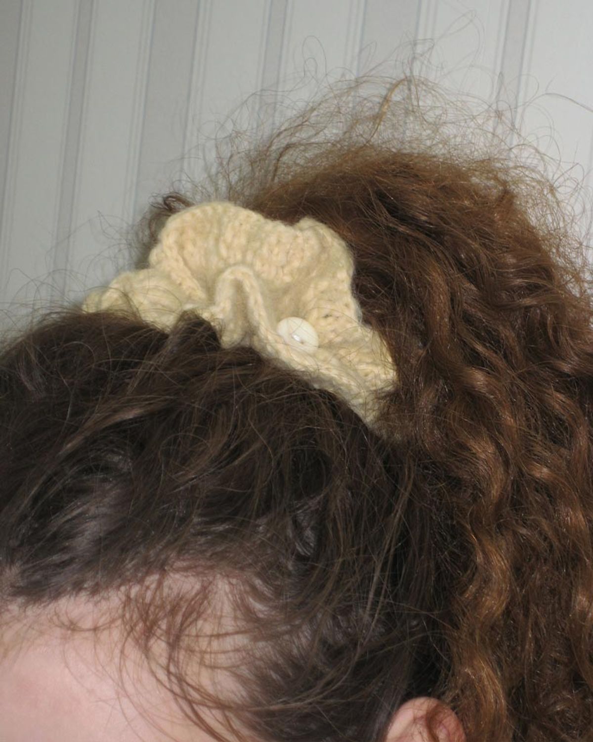 잇더즌매터(IT DOESN'T MATTER) Crochet button scrunchie (Butter)