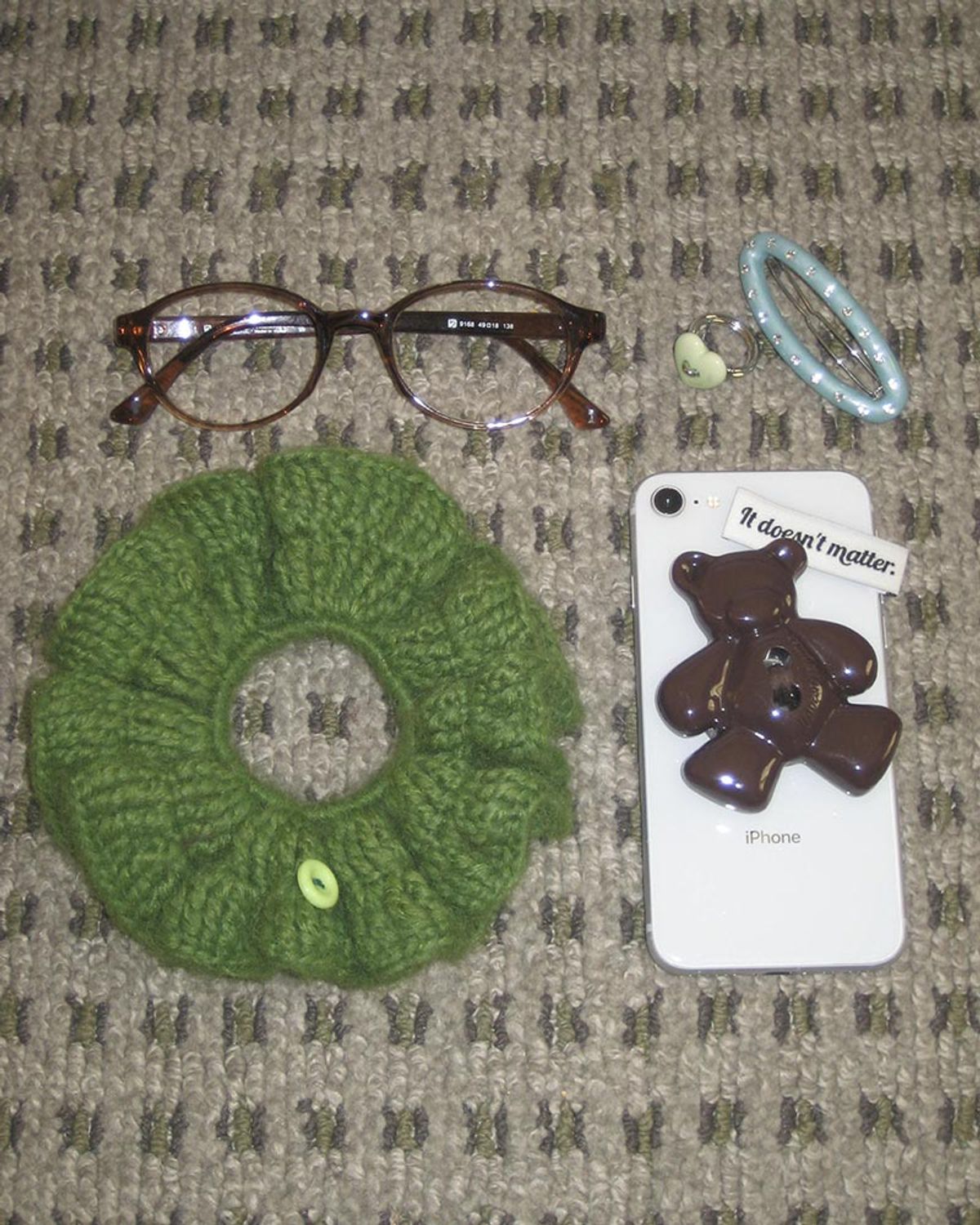 잇더즌매터(IT DOESN'T MATTER) Crochet button scrunchie (Green)