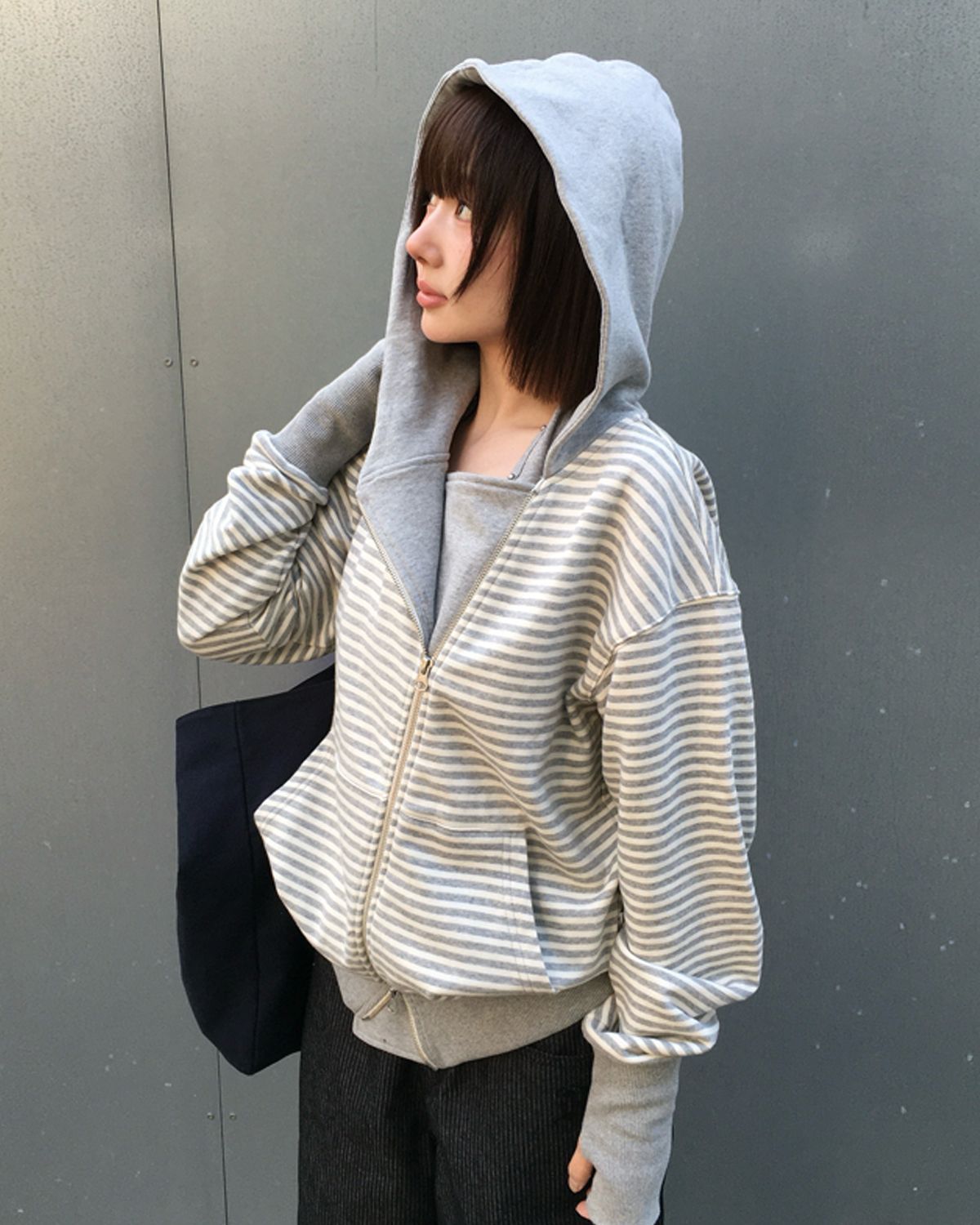 더뮤지엄비지터(THEMUSEUMVISITOR) STRIPE UNBALANCED ZIPUP HOODIE (GREY)