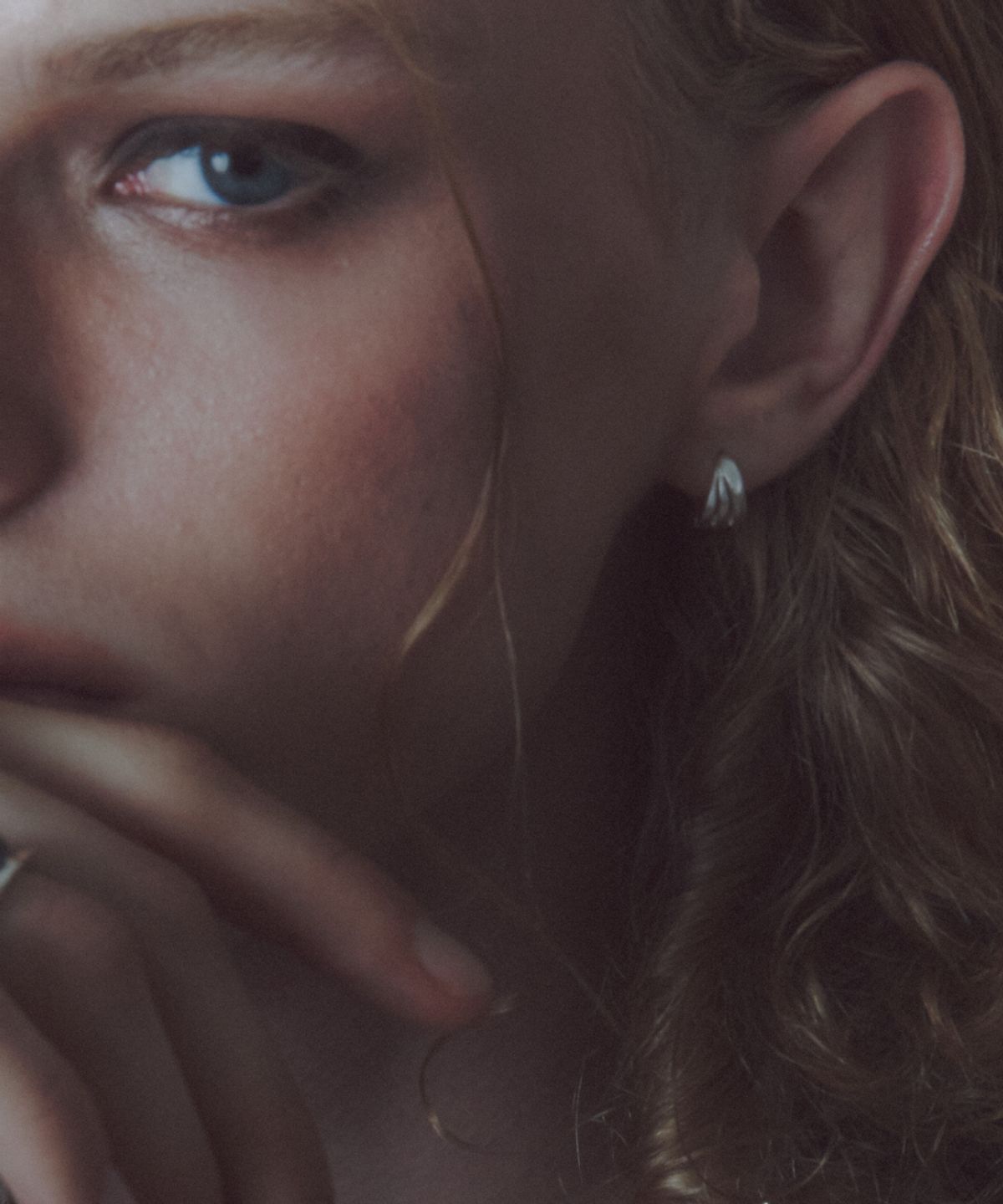 더스틸룸(THESTILLROOM) [SILVER] #E2546 Shell hoop earring