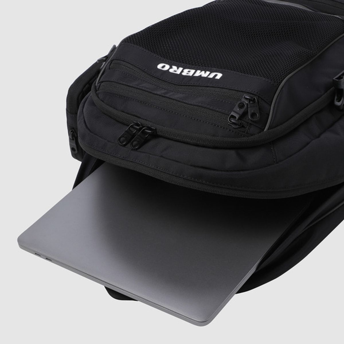 엄브로(UMBRO) 피쳐 백팩 (25L 크로스백 구성) 블랙 UR123CBP13