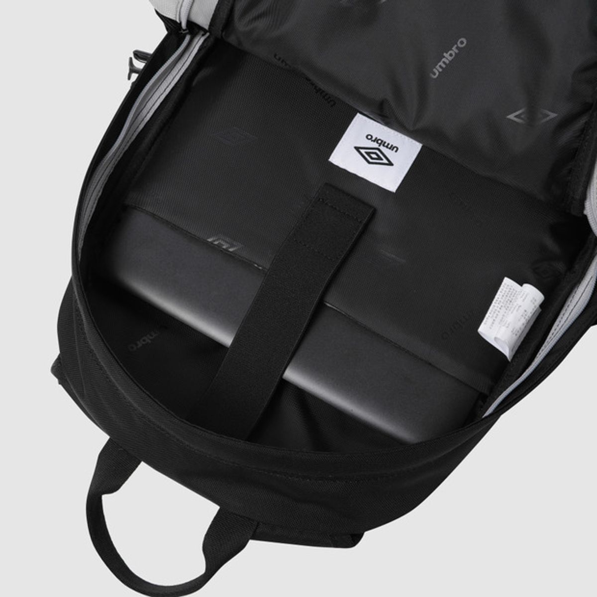 엄브로(UMBRO) 래쉬 백팩 (31L 노트북 파우치 구성) 실버 UR123CBP10