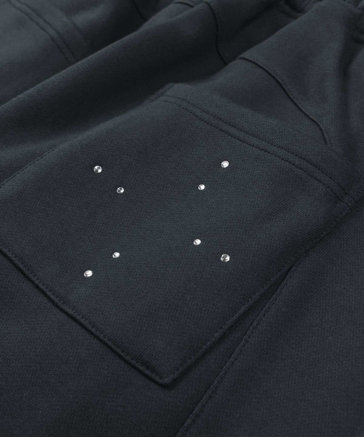 언노운컴노멀(UNKNOWNCOMENORMAL) Symbol Crystal Sweat Pants [CHARCOAL]