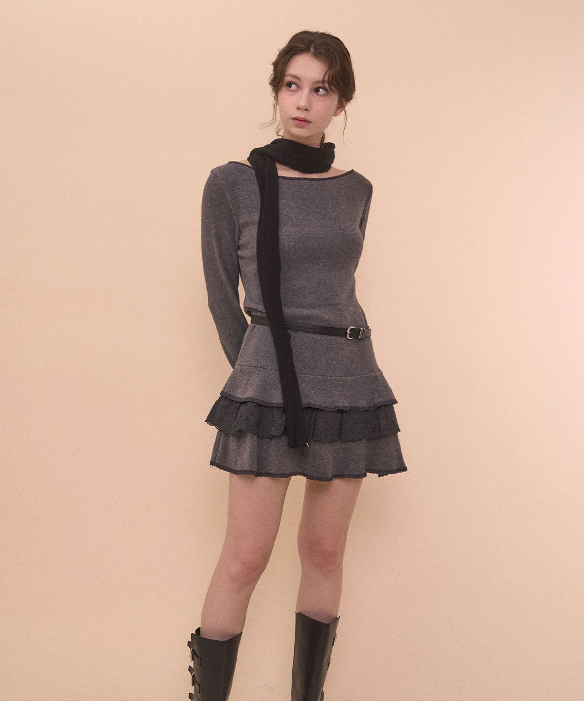 벨리아르(BELLIALEU) LACE BOAT NECK DRESS-DARK GRAY