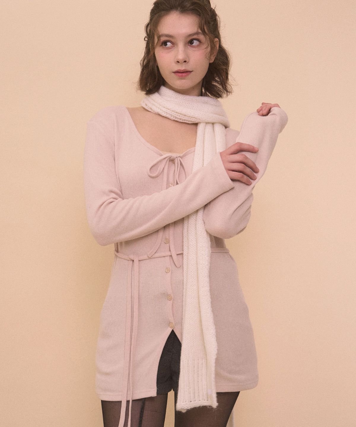 벨리아르(BELLIALEU) STRAP LONG SLEEVE CARDIGAN-CREAM PINK