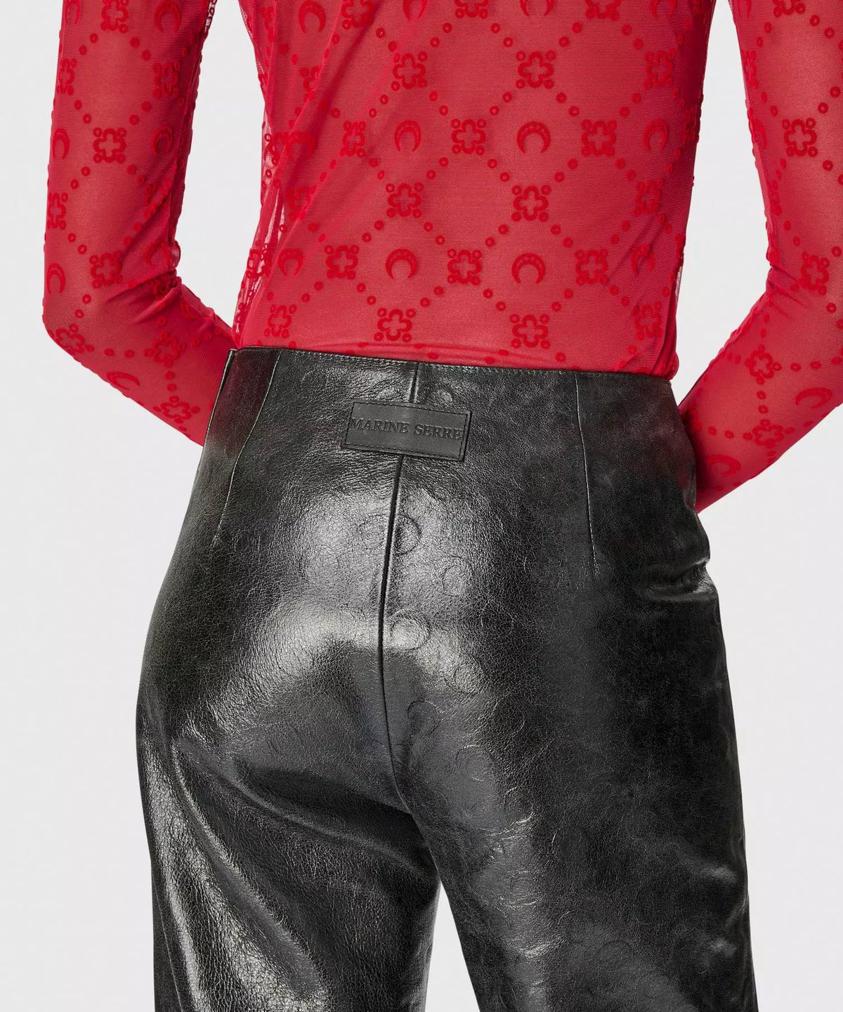 마린 세르(MARINE SERRE) (W) 무노그램 매쉬 플록 롱슬리브 하이넥 탑 리본 레드 MOONOGRAM MESH FLOCK LS HIGHNECK TOP RD11 RIBBON RED
