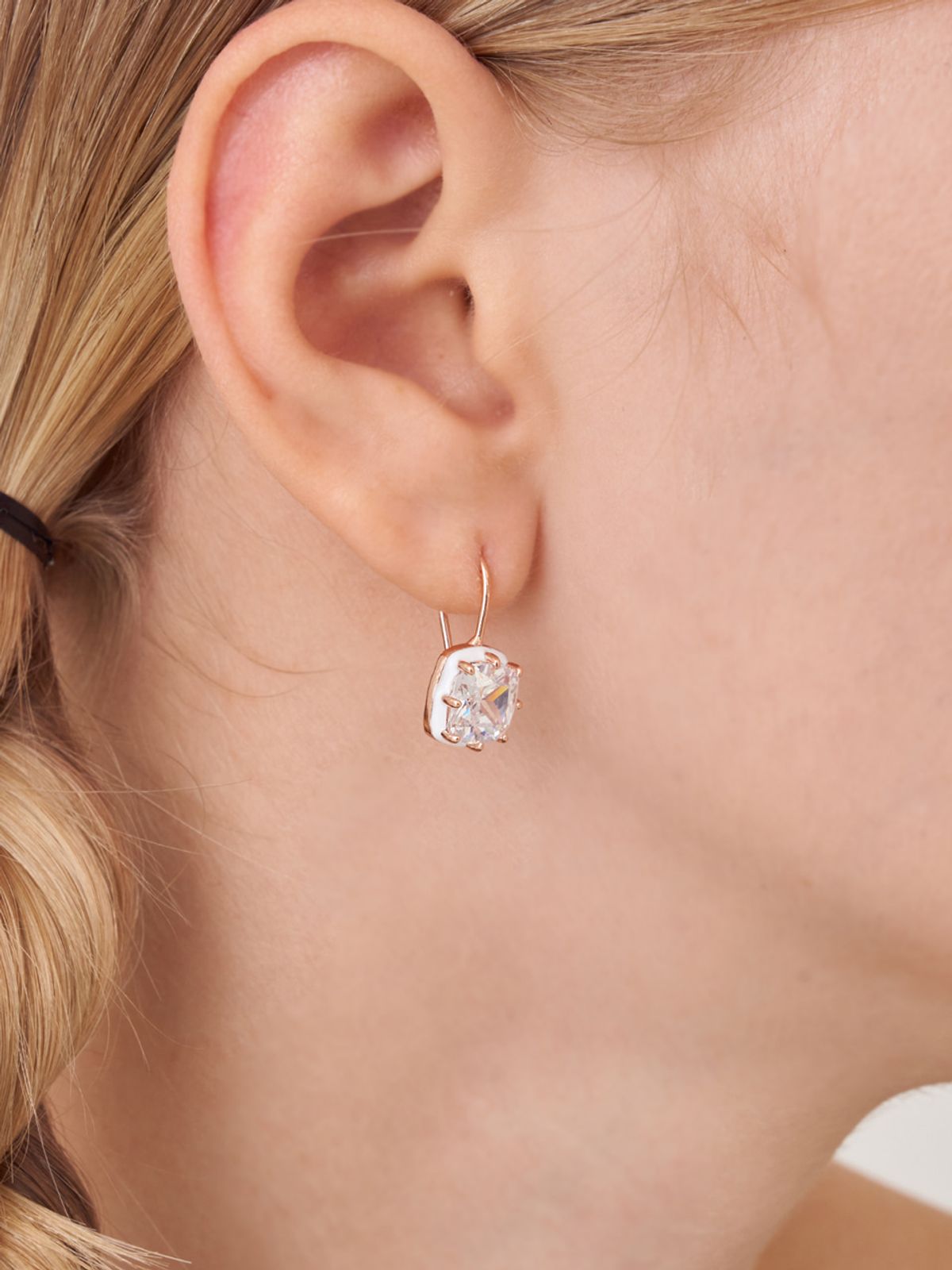 끄란느(CRANNE) 볼드 화이트 사각 후프 귀걸이 C24EB332 (14K GOLD PLATED)