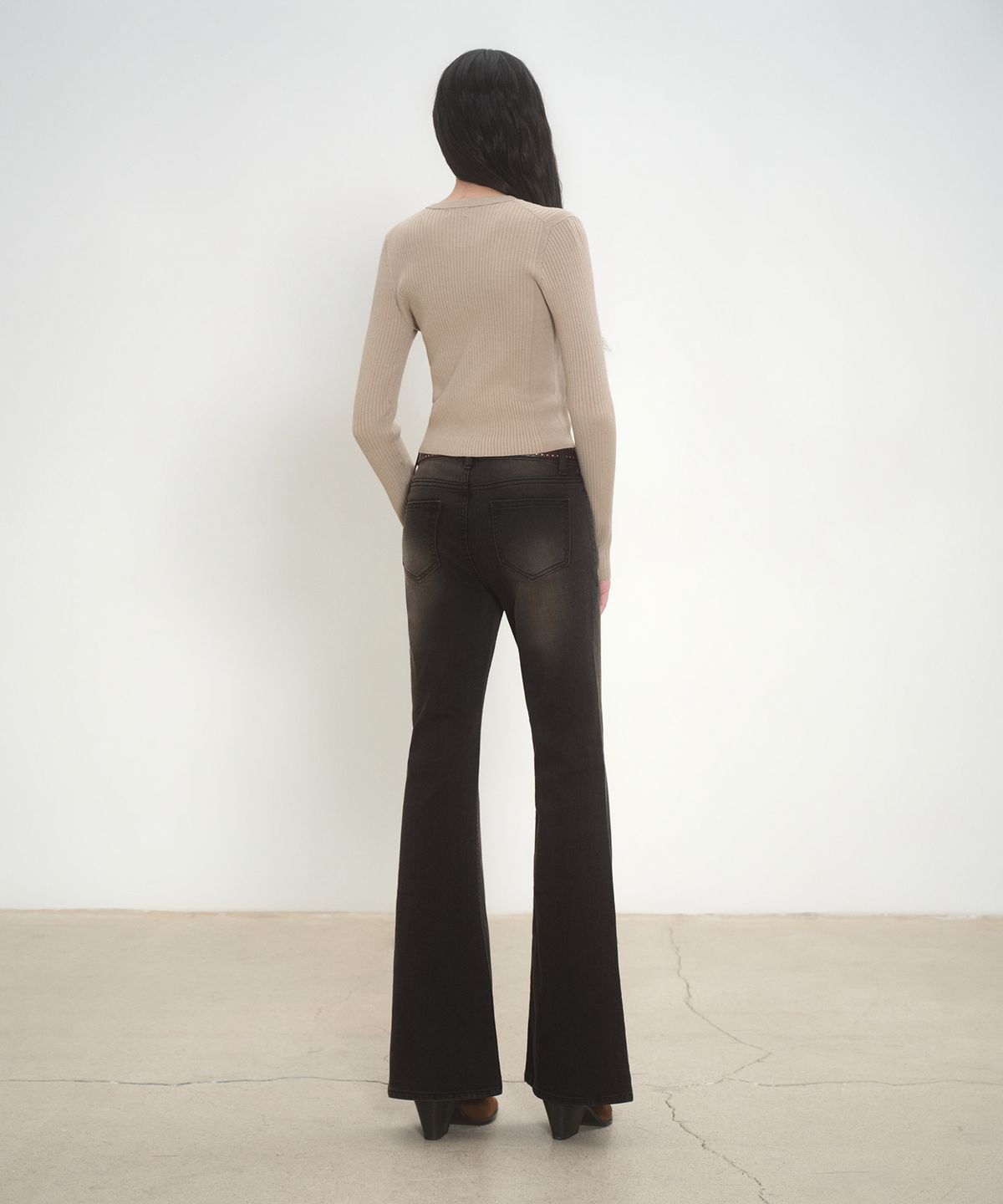 무신사 스탠다드 우먼(MUSINSA STANDARD WOMAN) 우먼즈 로 라이즈 슬림 플레어 데님 팬츠 [러스티 블랙]