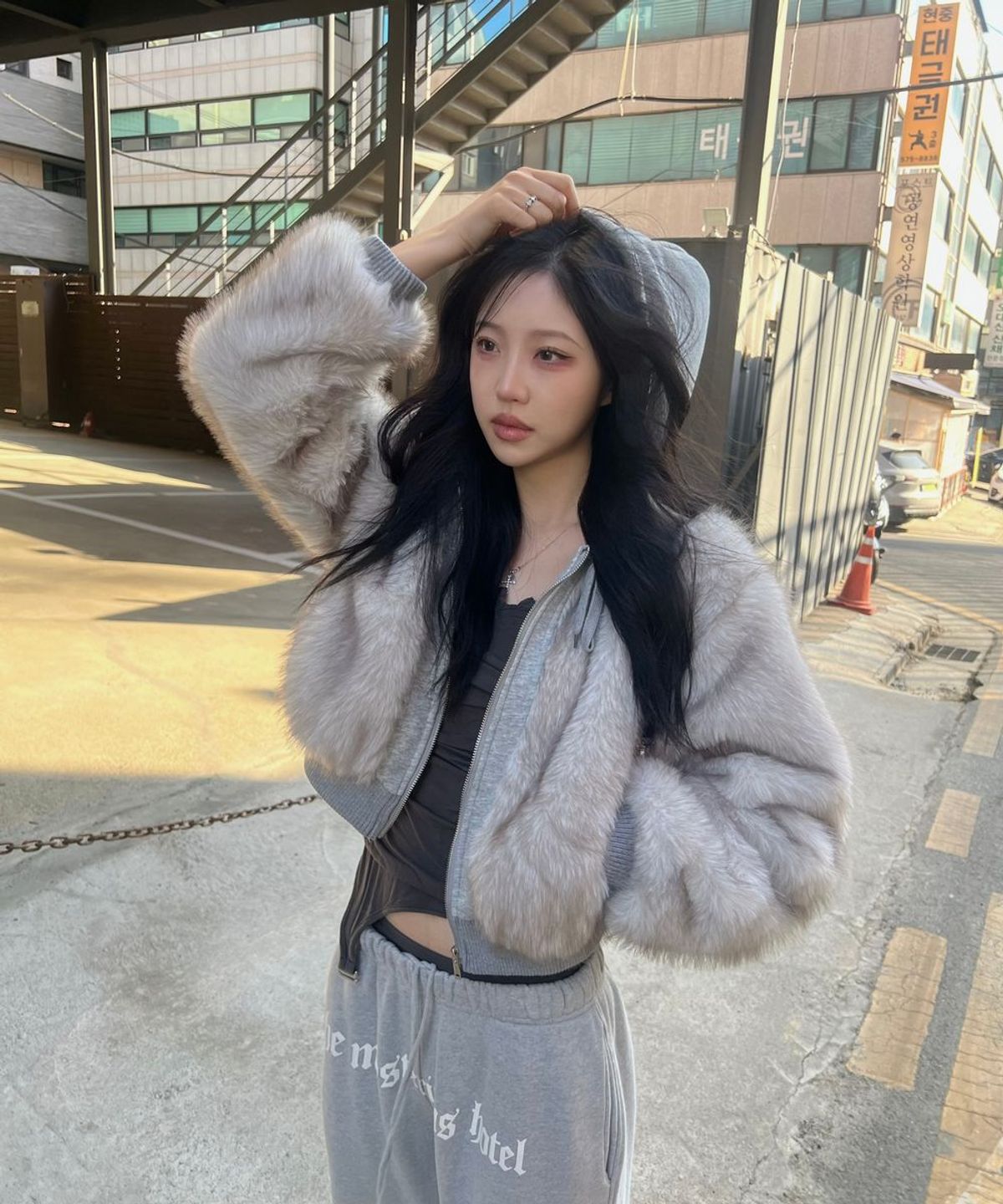 미쏘(MIXXO) 페이크 퍼 후드 집업 자켓_MIWJLG21SS