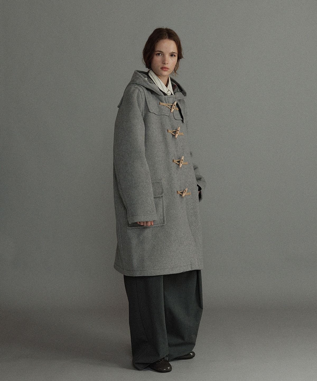 몽고메리(MONTGOMERY) WOMENS CLASSIC FIT DUFFLE COAT WITH WOODEN - PEARL GREY