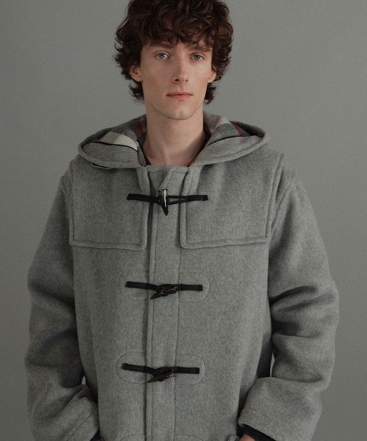몽고메리(MONTGOMERY) CLASSIC FIT DUFFLE COAT WITH HORN - PEARL GREY