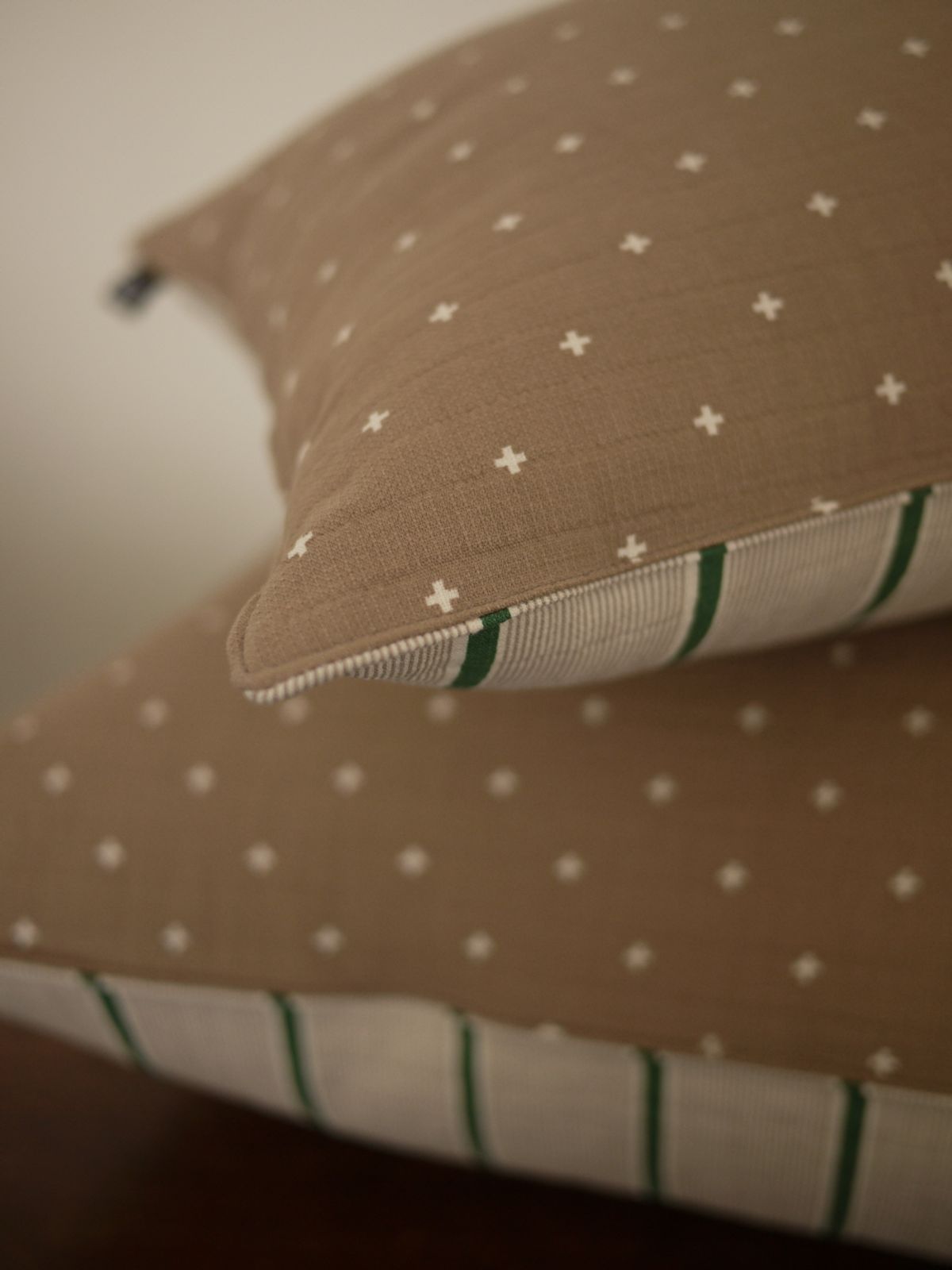 봄봄패브릭스(BOMBOM FABRICS) Tripple Cotton pillow case white flower + yellow stripe)