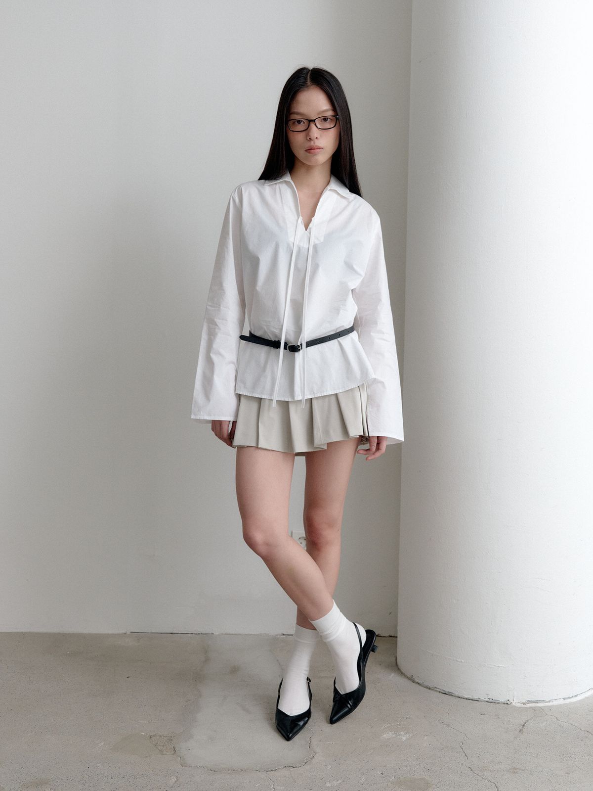 벨르(VELLE) Tie Strap V-Neck Shirt_White