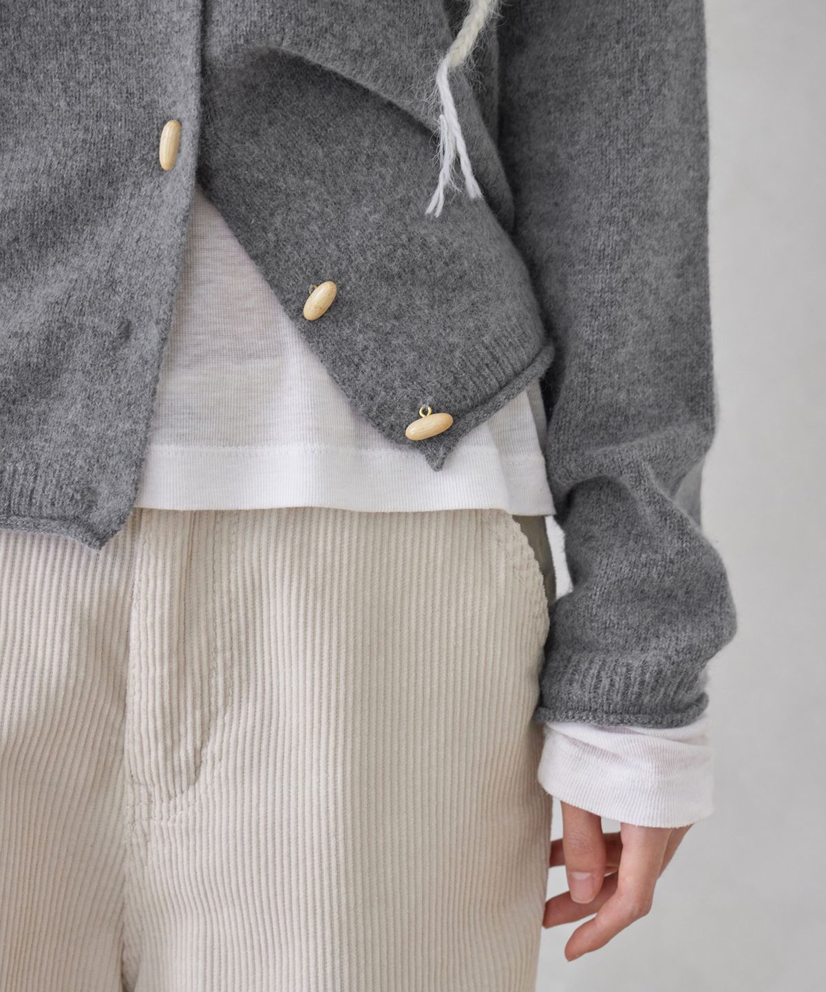 런던다다(LONDONDADA) WOOL BLENDED OVAL BUTTON CREW-NECK CARDIGAN, GREY