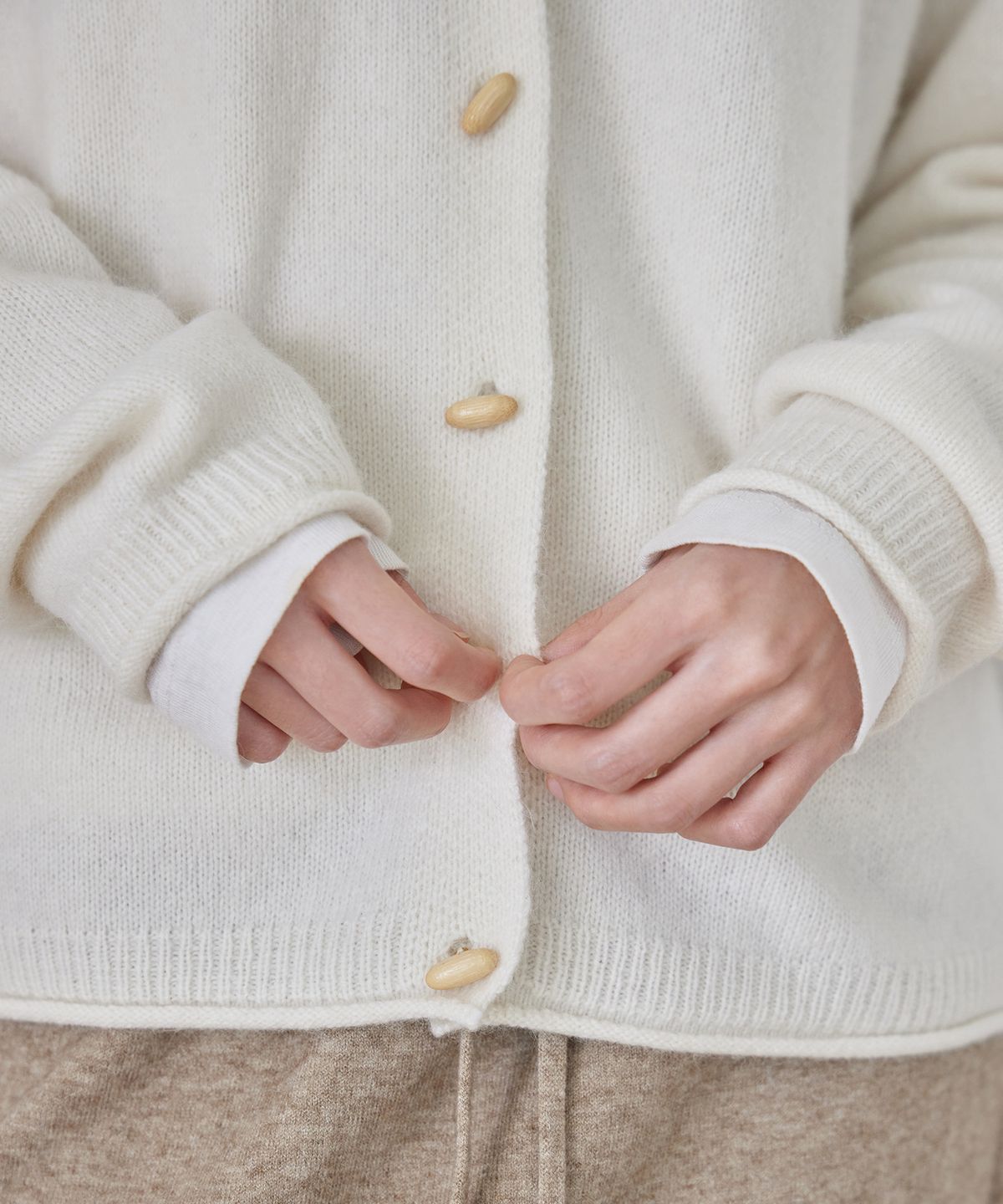 런던다다(LONDONDADA) WOOL BLENDED OVAL BUTTON CREW-NECK CARDIGAN, IVORY