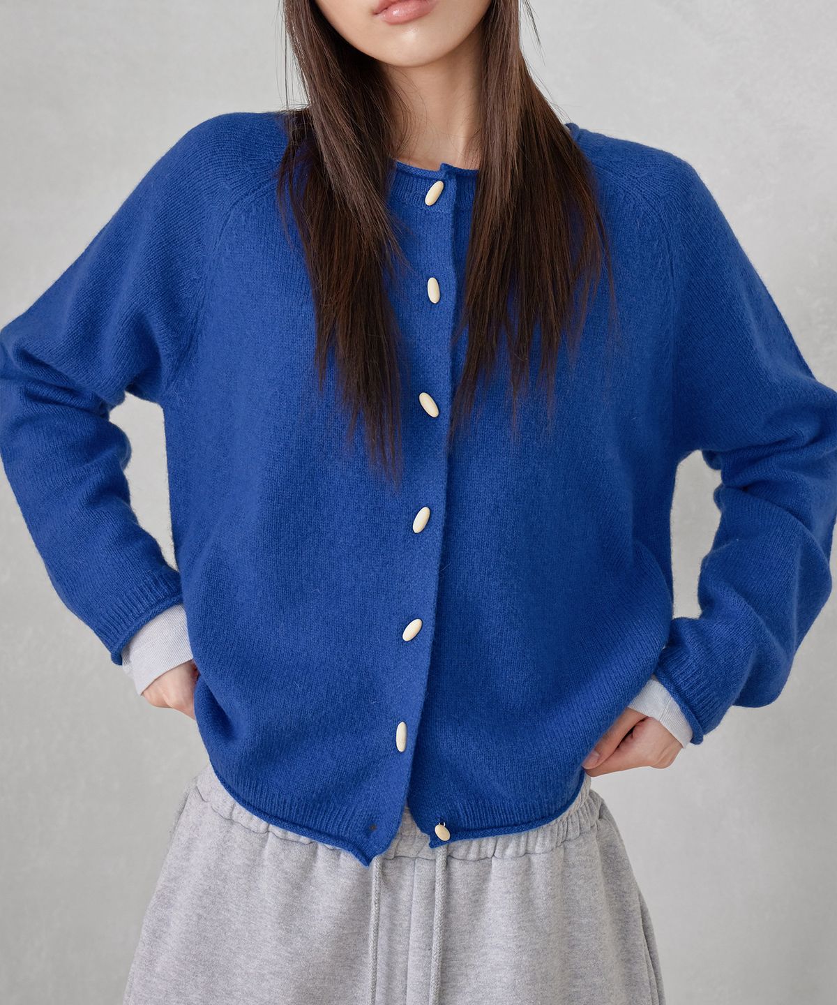 런던다다(LONDONDADA) WOOL BLENDED OVAL BUTTON CREW-NECK CARDIGAN, BLUE