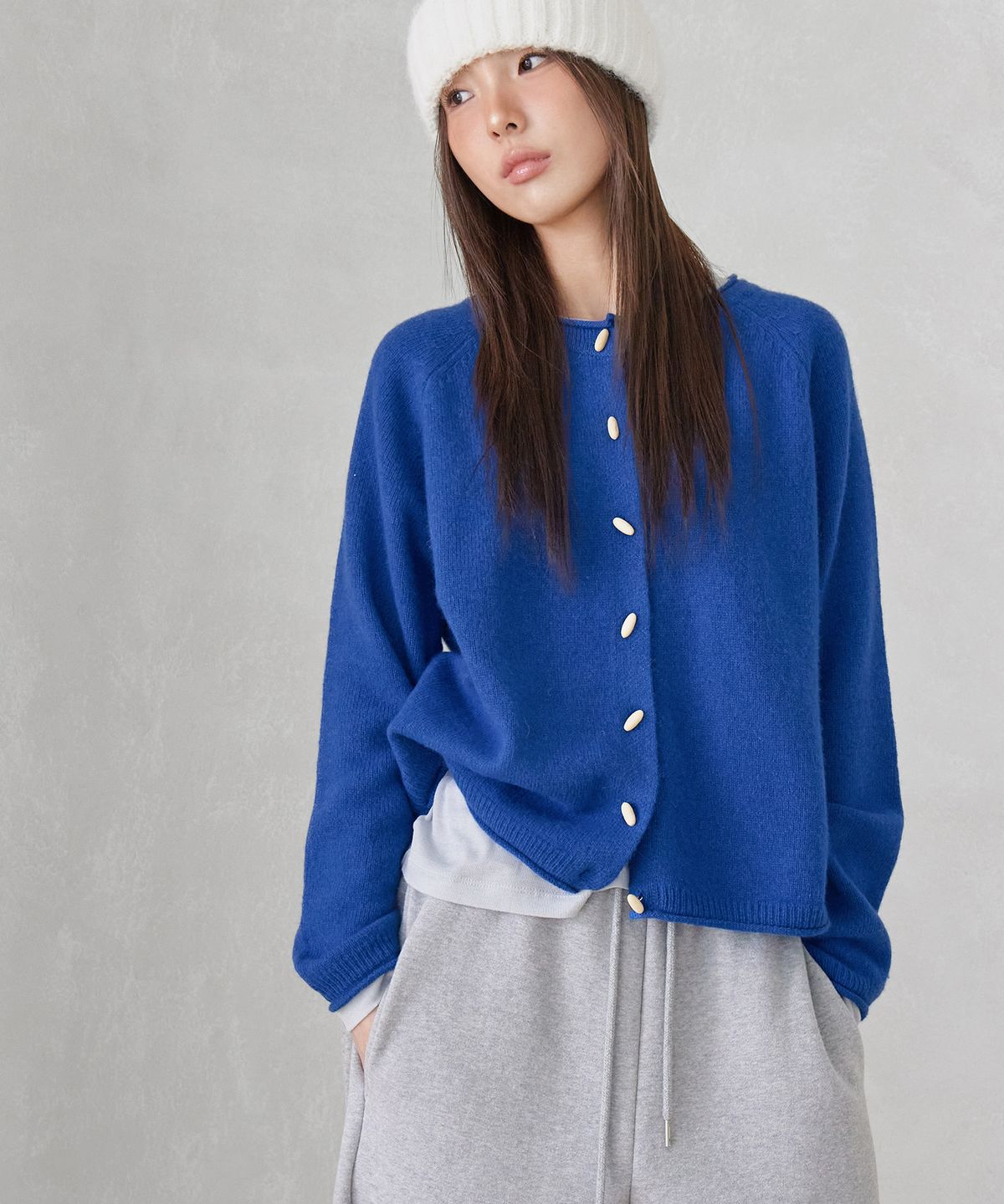 런던다다(LONDONDADA) WOOL BLENDED OVAL BUTTON CREW-NECK CARDIGAN, BLUE