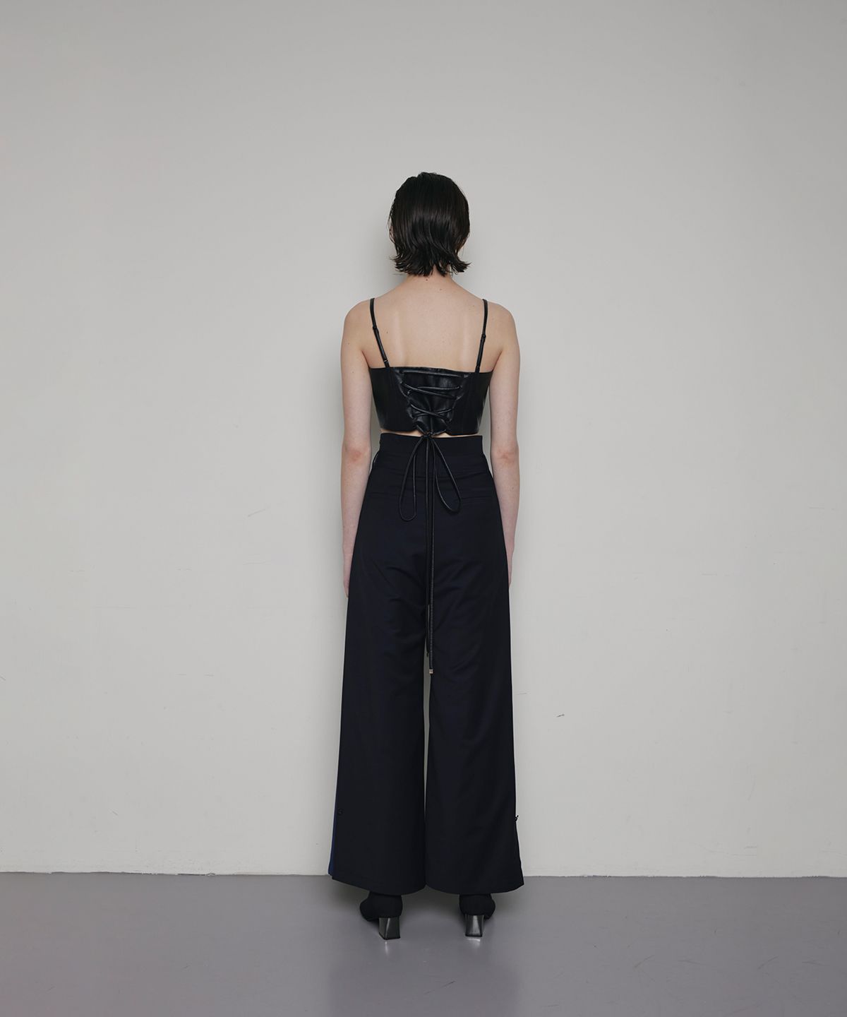 MUSINSA公式 | OEUVA ブラックレザービスチェ