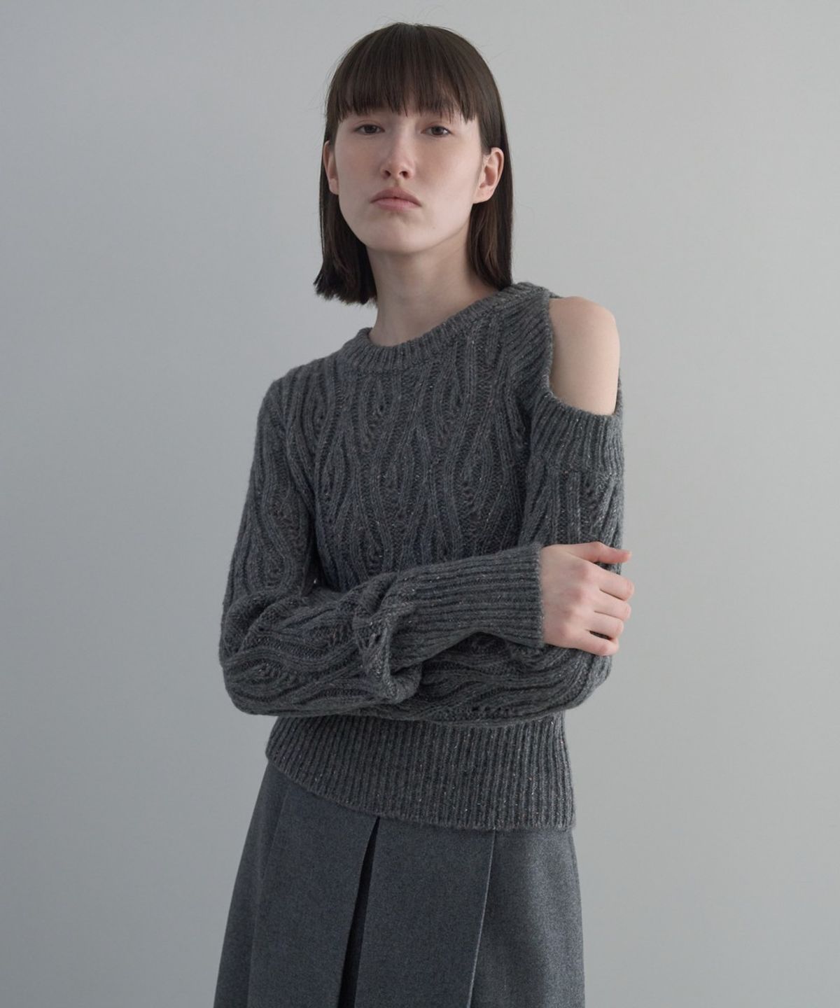 디에토(DEETO) Shoulder Cut-Out Cable Pullover [GREY]