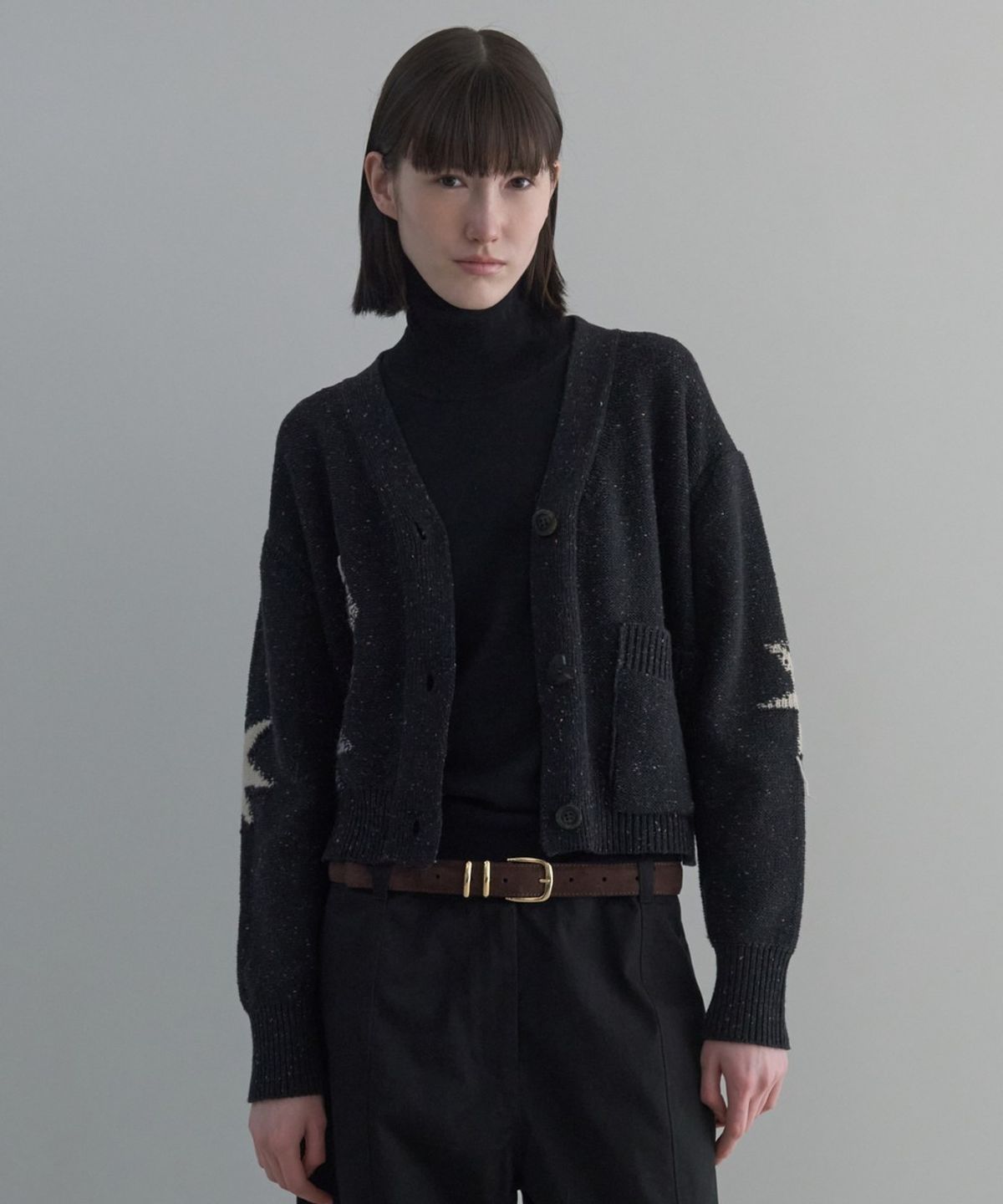 디에토(DEETO) Nep Yarn Jacquard V-Neck Cardigan [CHARCOAL]
