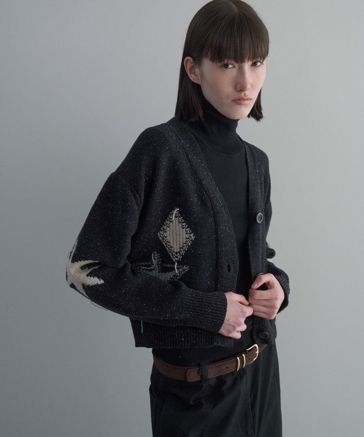 디에토(DEETO) Nep Yarn Jacquard V-Neck Cardigan [CHARCOAL]