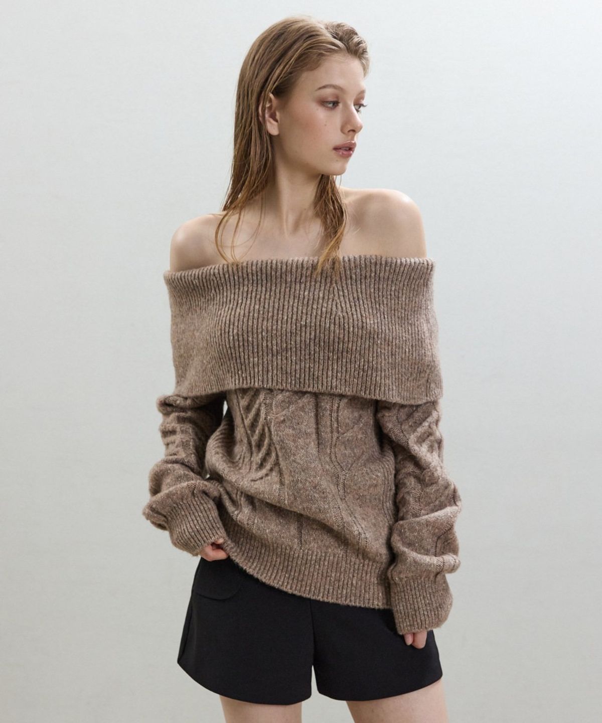 디에토(DEETO) Off-Shoulder Cable Pullover [BEIGE]