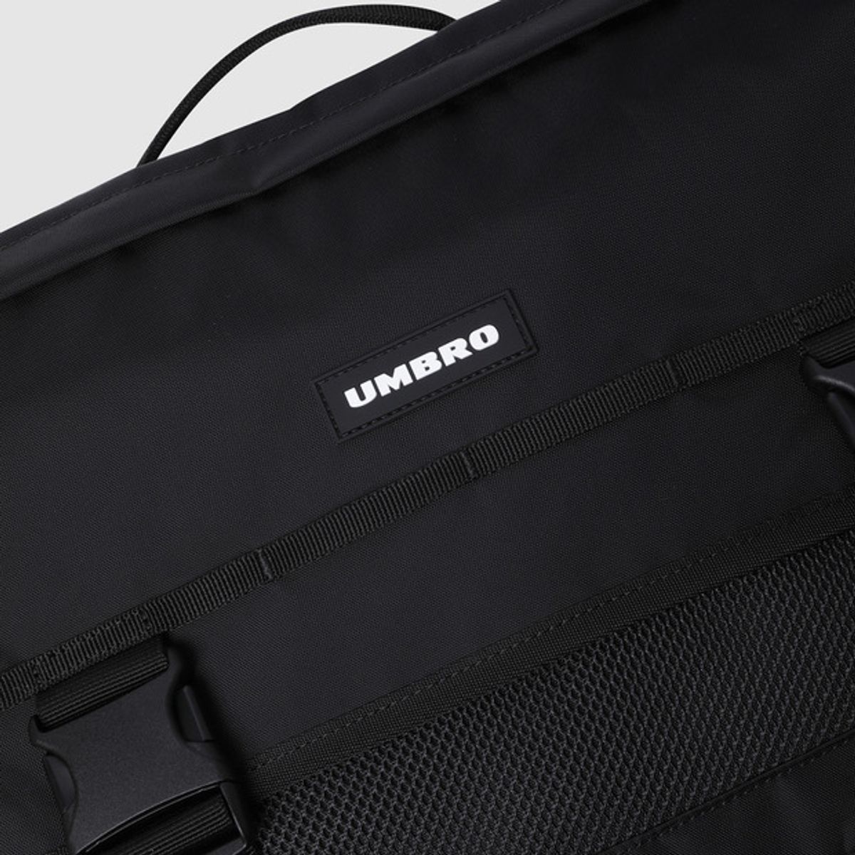 엄브로(UMBRO) 뉴스쿨 메신저백 블랙 UR123CBG19