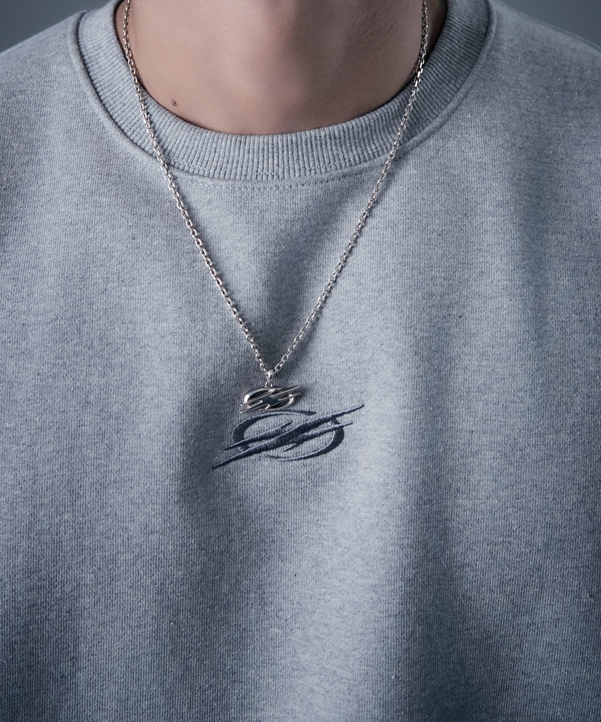 더랭크(THERANK) BASIC SYMBOL STITCH SWEATSHIRT [MELANGE GREY]