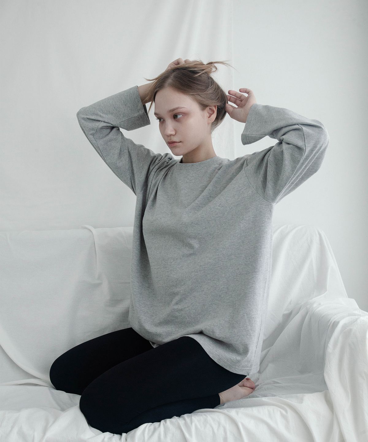 온유어오운(ONYOUROWN) UNISEX  SIDE LOGO LONG SLEEVE TEE IN GREY