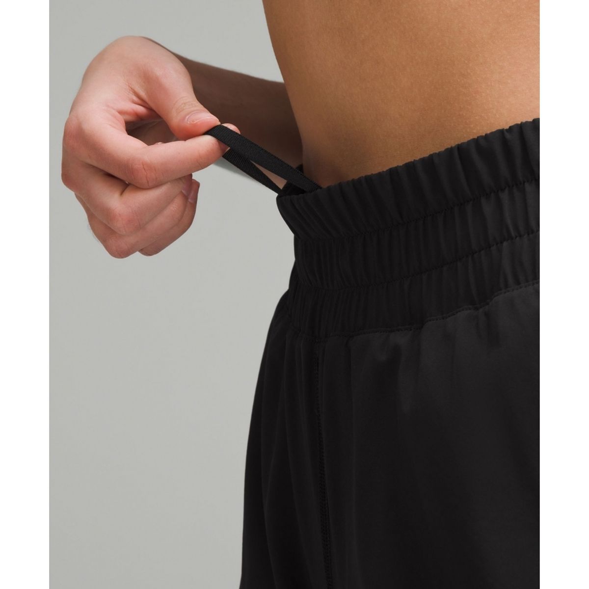 룰루레몬(LULULEMON) 트랙 댓 미드라이즈 라인드 쇼츠 5inch  BLK