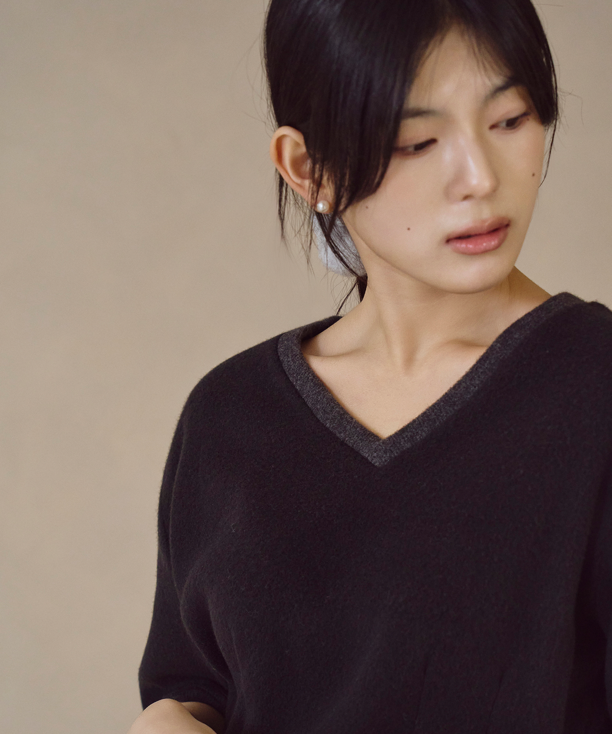 사유(SAYUU) 브러쉬 브이넥 미니 원피스 블랙
