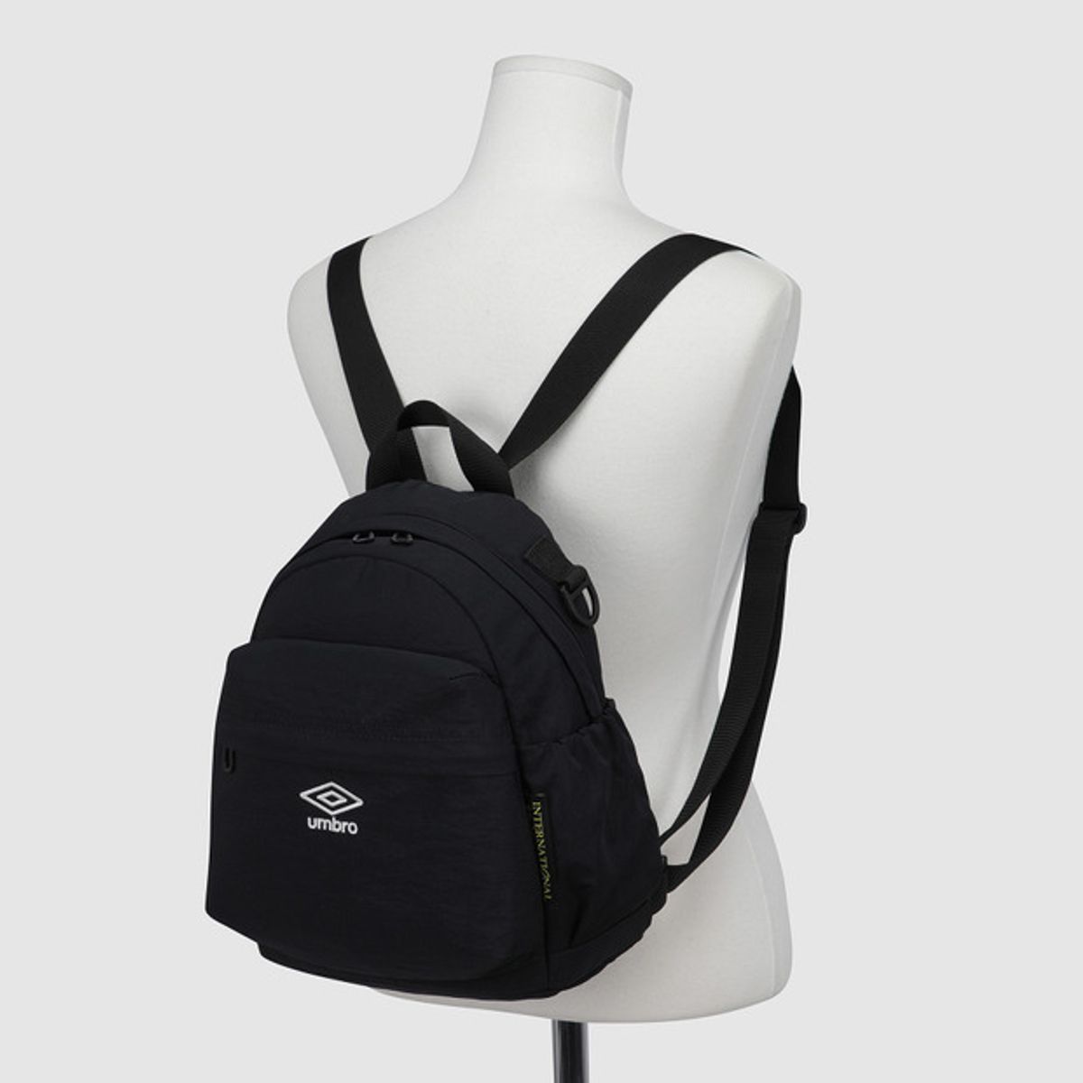 엄브로(UMBRO) 코지 경량 백팩 (10L) 블랙 UR122CBP31