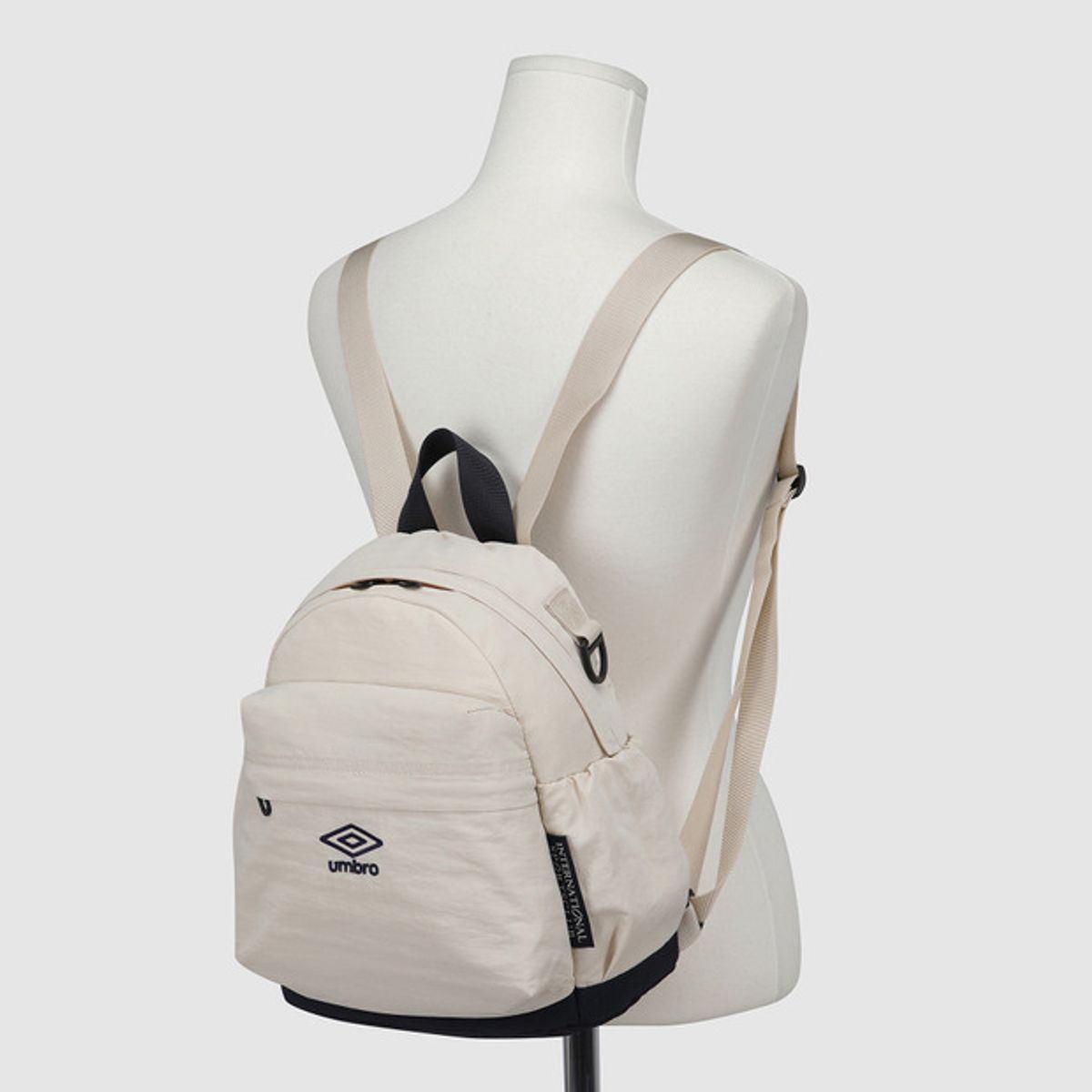 엄브로(UMBRO) 코지 경량 백팩 (10L) 아이보리 UR122CBP31