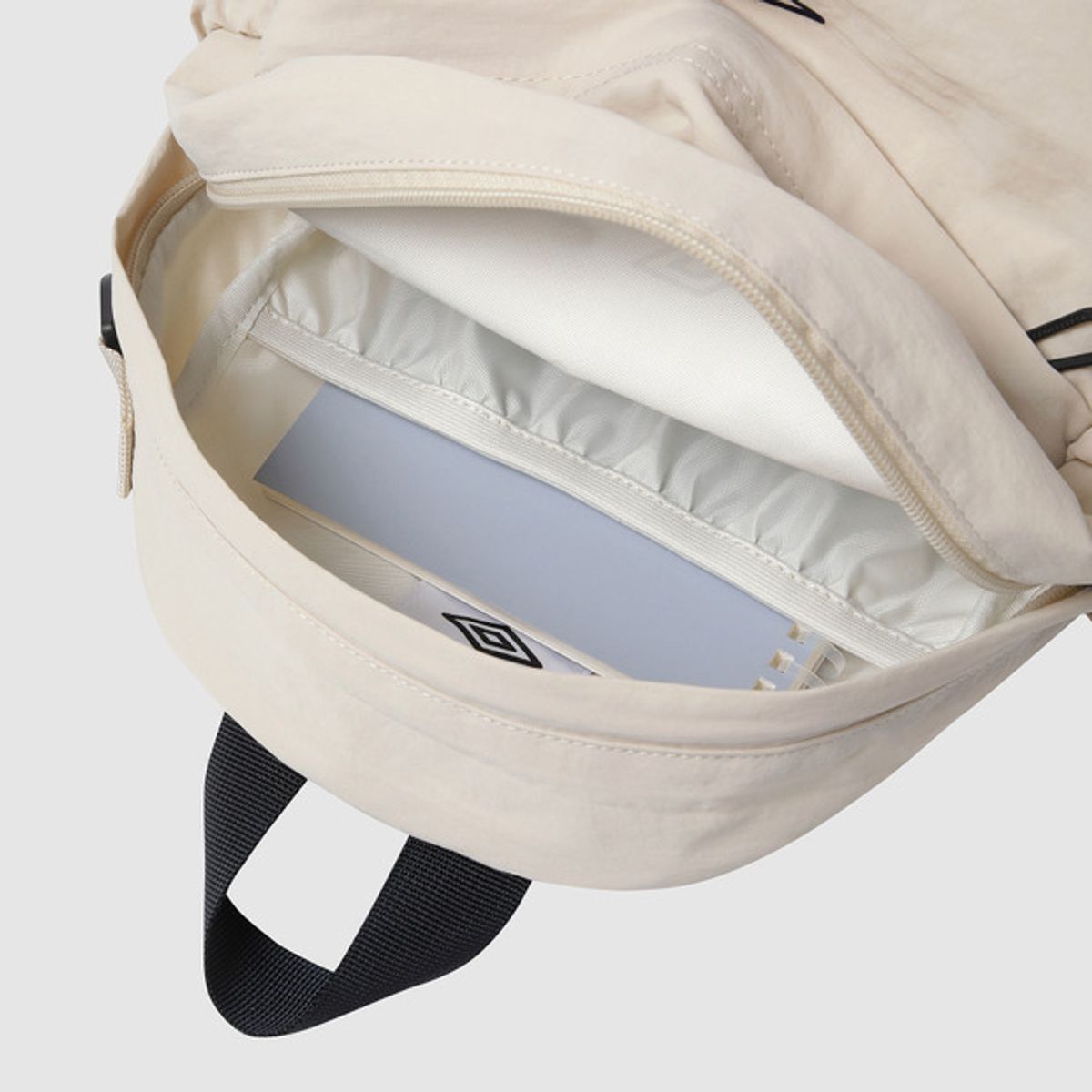 엄브로(UMBRO) 코지 경량 백팩 (10L) 아이보리 UR122CBP31