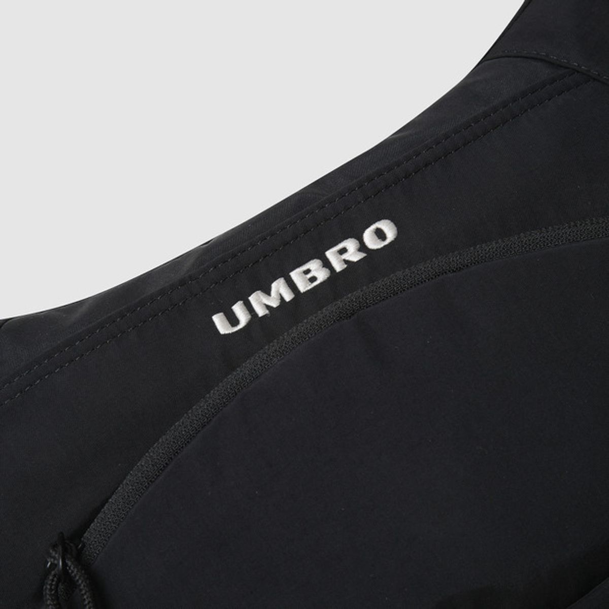 엄브로(UMBRO) 에센셜 포켓 호보백 블랙 UR123CBG11
