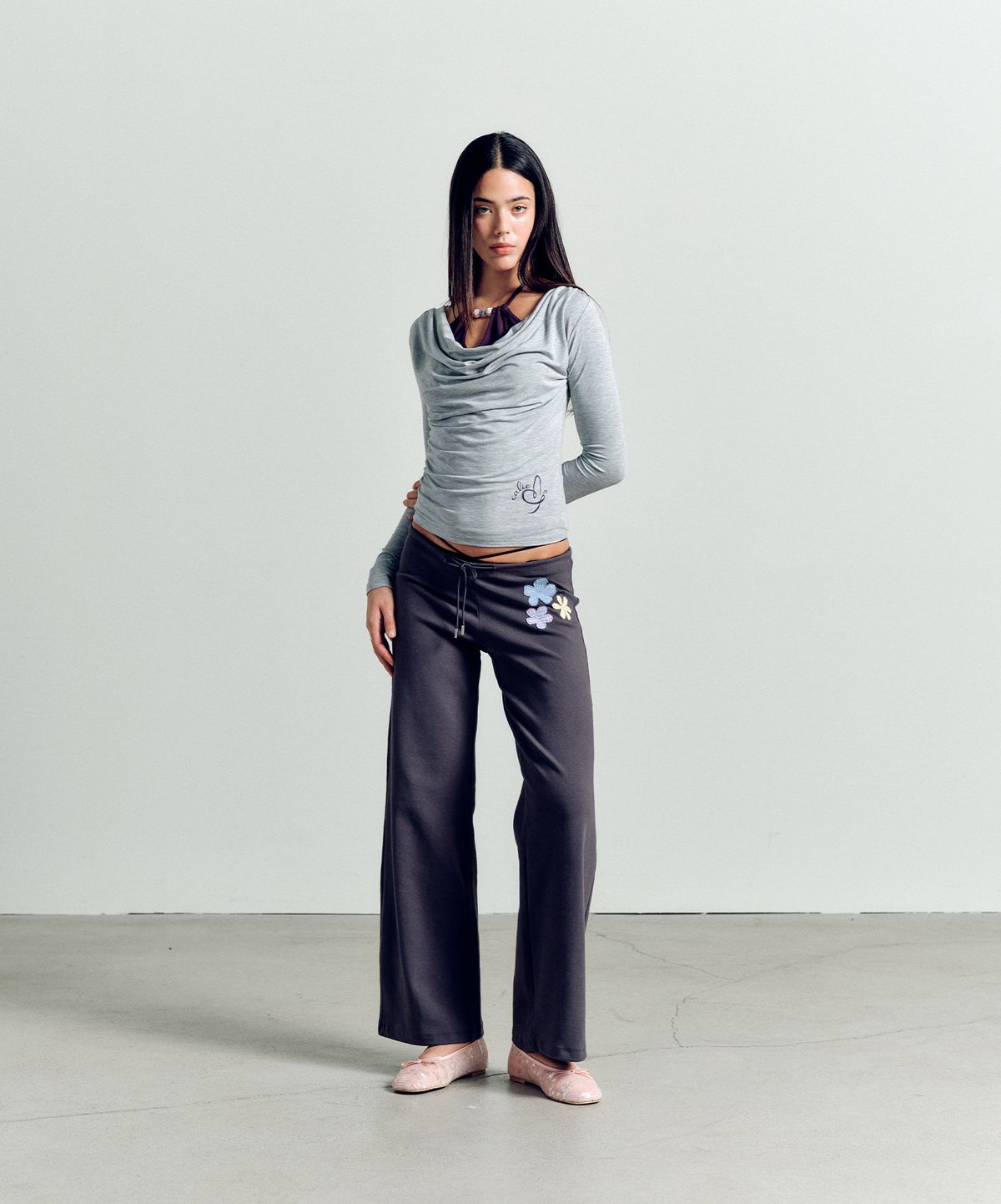 에즈이프 캘리(ASIF CALIE) FLOWER APPLIQUE BOOTCUT PANTS CHARCOAL
