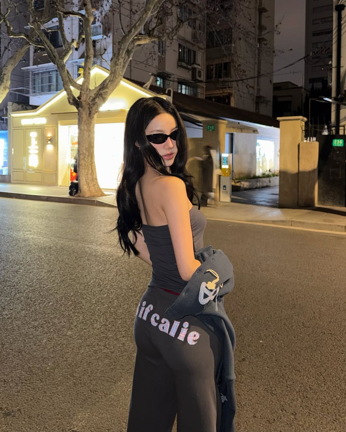 에즈이프 캘리(ASIF CALIE) FLOWER APPLIQUE BOOTCUT PANTS CHARCOAL