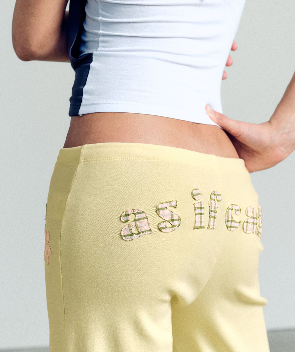 에즈이프 캘리(ASIF CALIE) FLOWER APPLIQUE BOOTCUT PANTS YELLOW