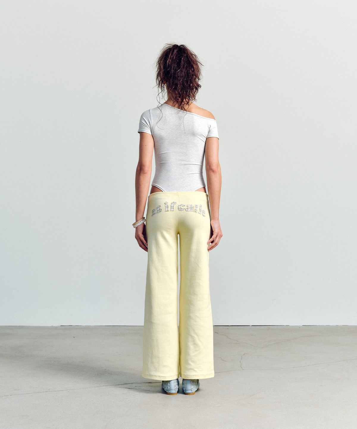 에즈이프 캘리(ASIF CALIE) FLOWER APPLIQUE BOOTCUT PANTS YELLOW