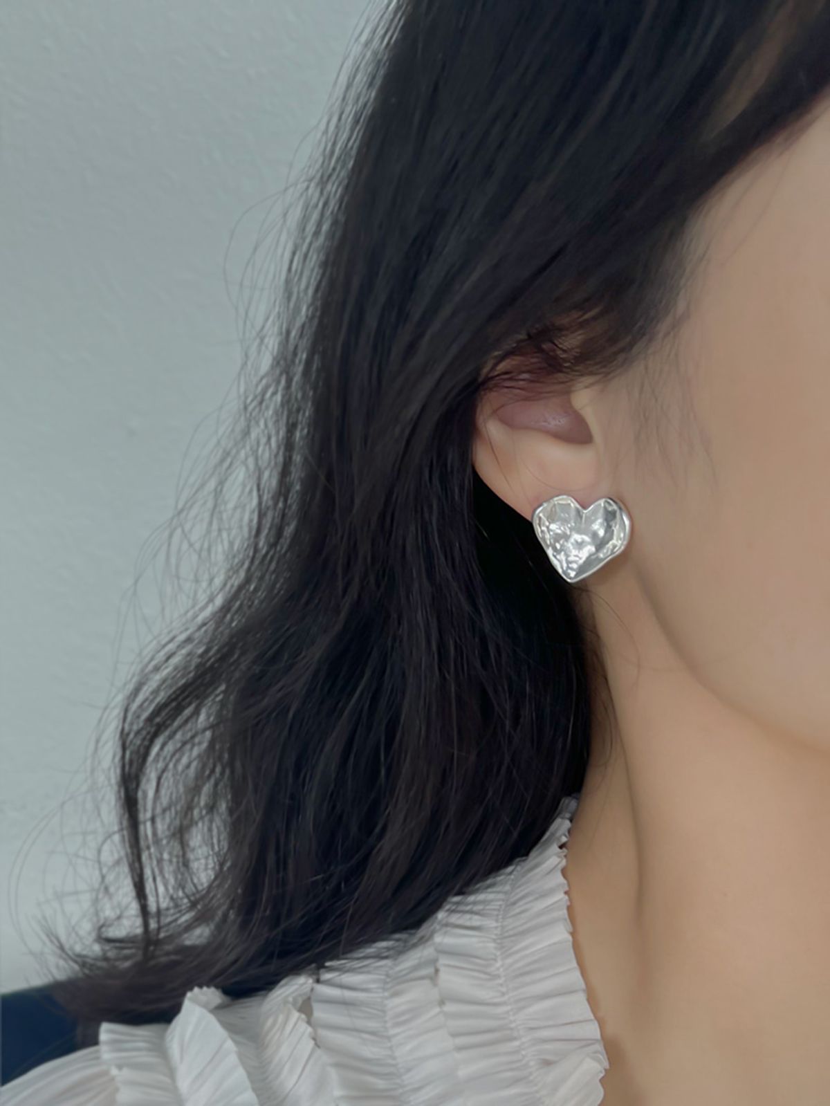 소수(SOSOO) Matt Pound Heart Earrings