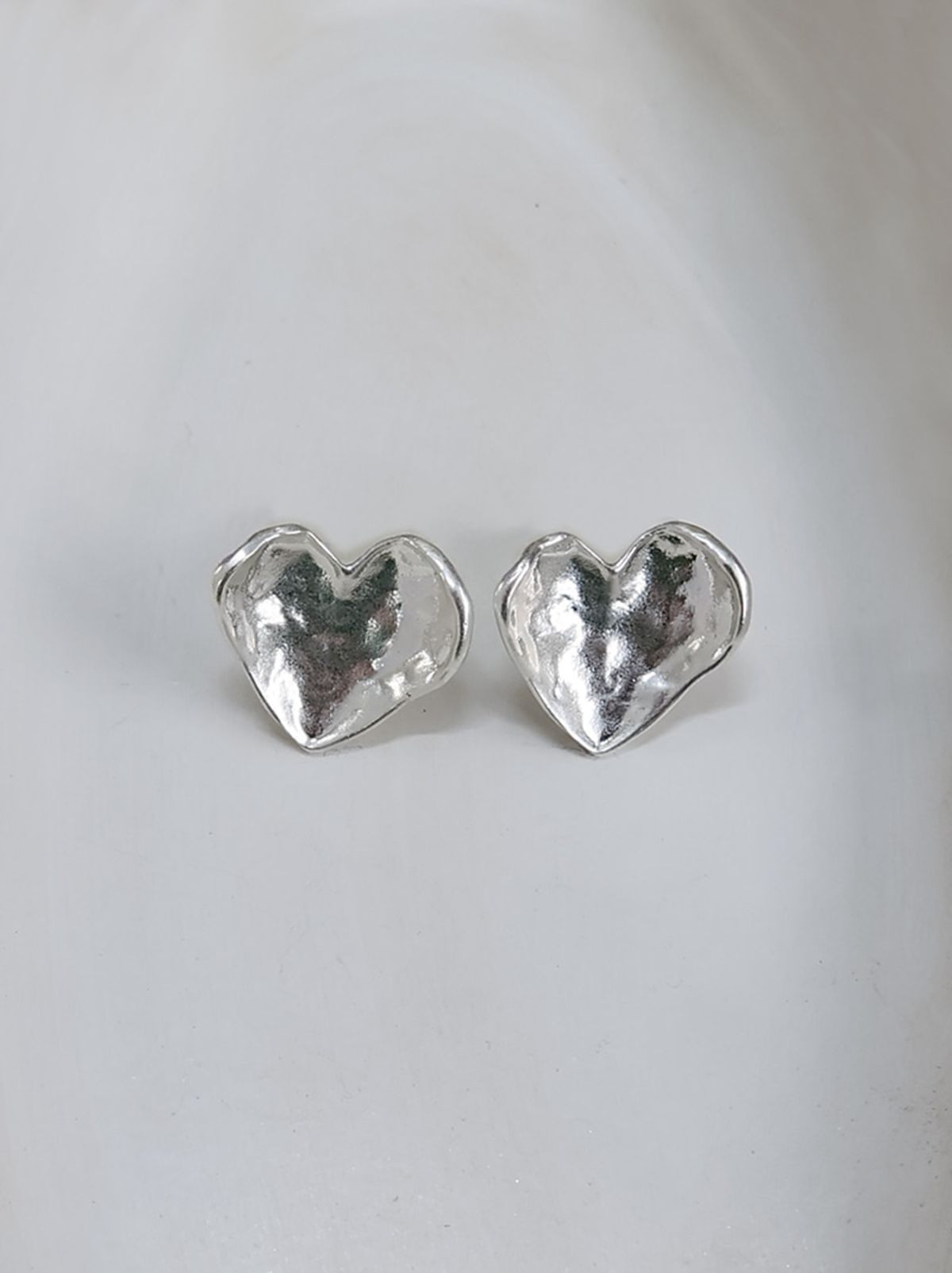 소수(SOSOO) Matt Pound Heart Earrings