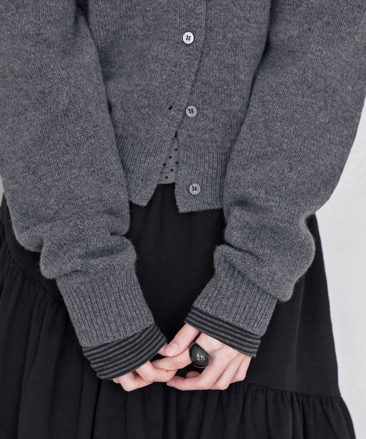 런던다다(LONDONDADA) SIGNATURE CREW-NECK WOOL CARDIGAN, CHARCOAL