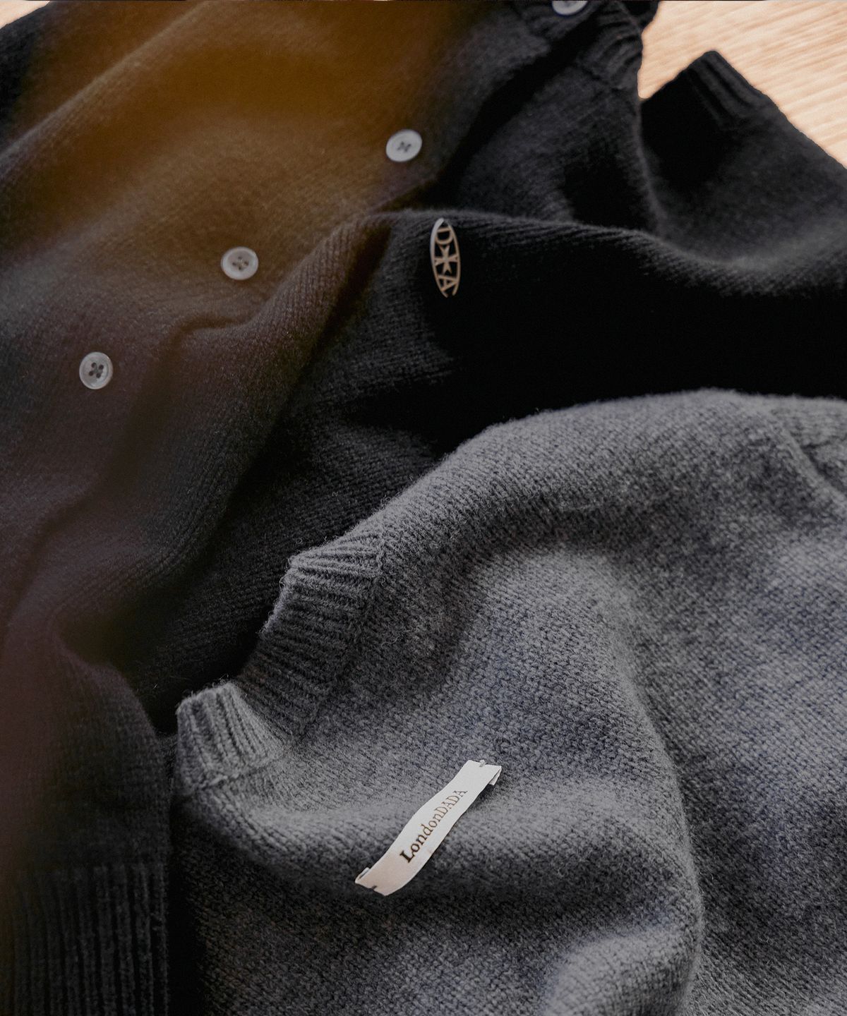 런던다다(LONDONDADA) SIGNATURE CREW-NECK WOOL CARDIGAN, CHARCOAL