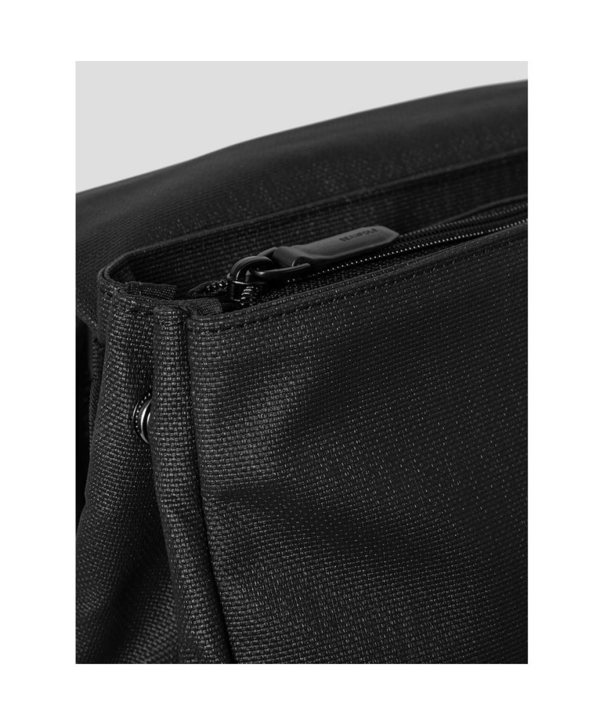 빈폴 액세서리(BEANPOLE ACCESSORY) 디노 미디엄 플랩 백팩  블랙